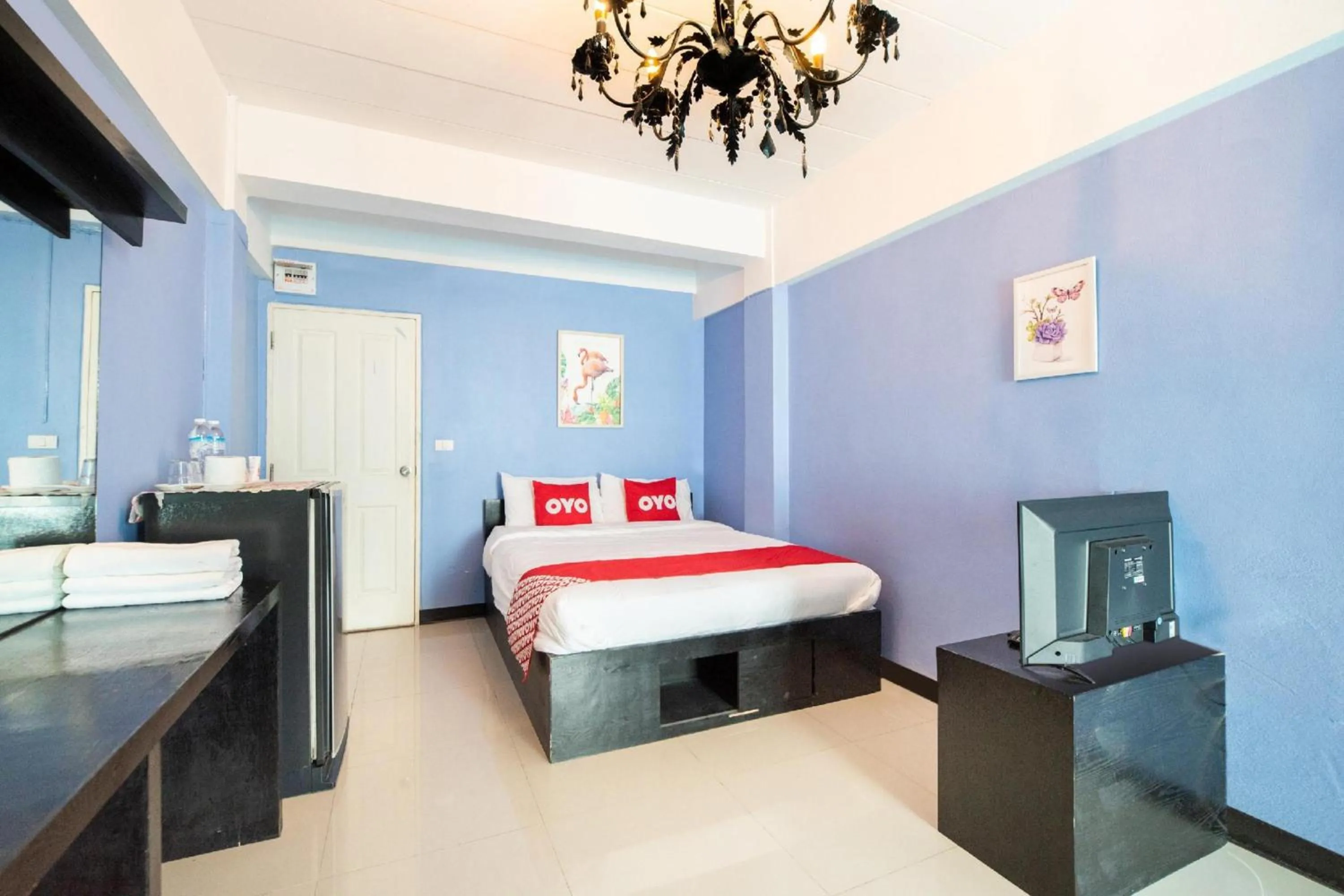 Photo of the whole room, Bed in Super OYO 427 Chill Apartment