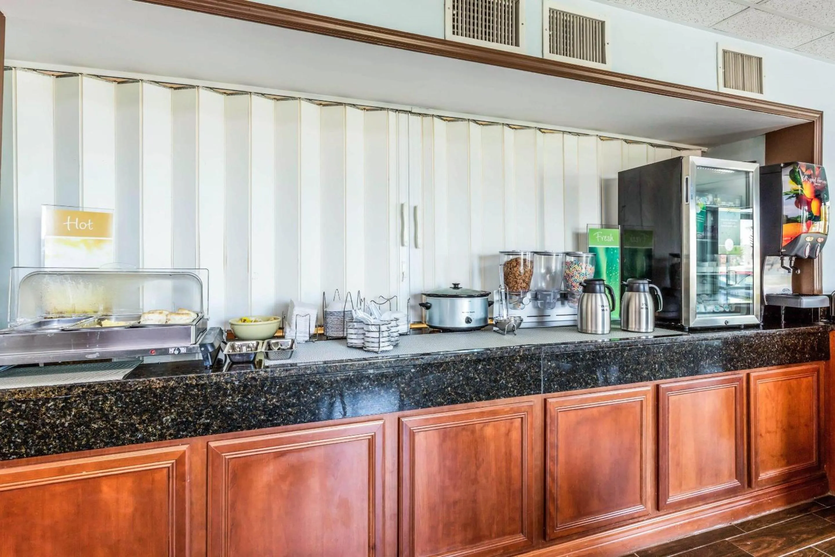 Breakfast in Quality Suites Paducah I-24