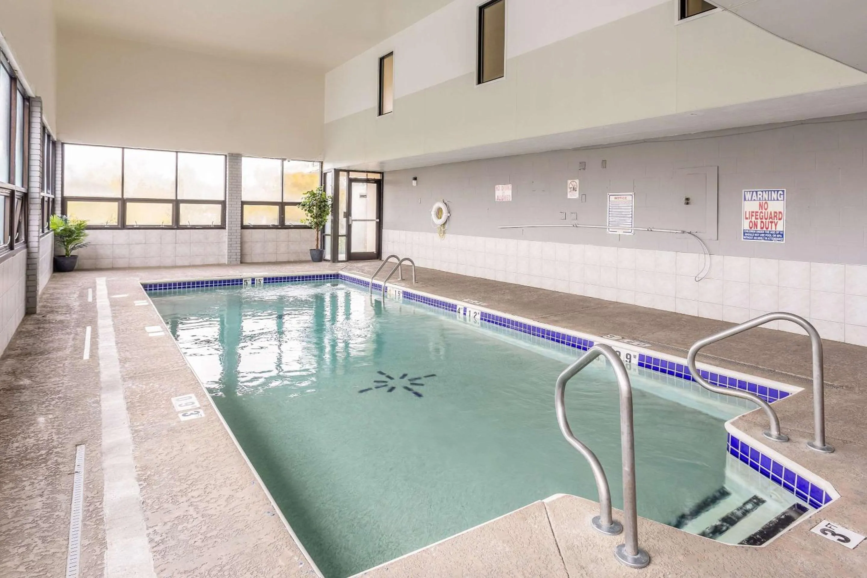 Swimming pool in Quality Inn Branson On the Strip