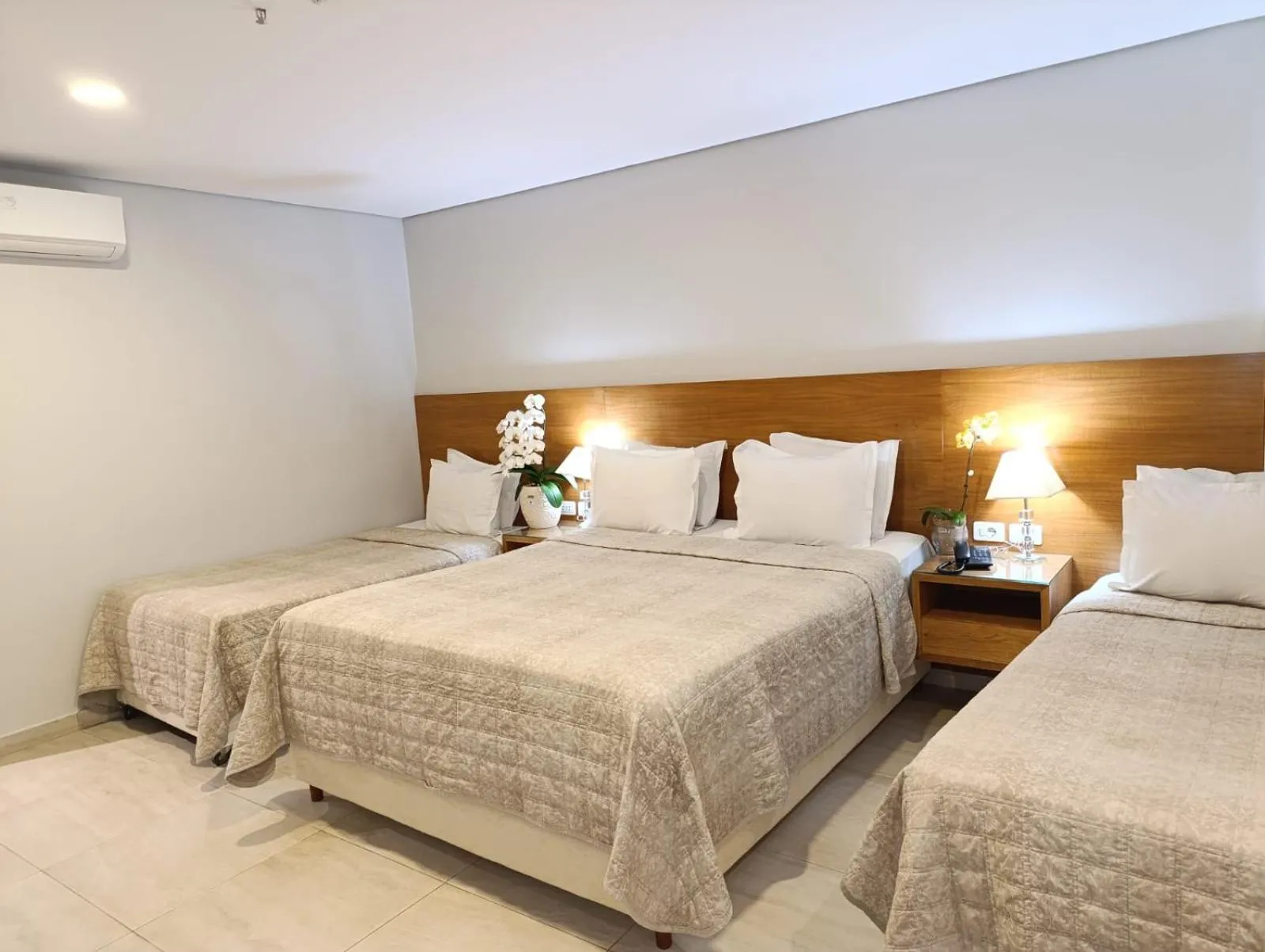 Bed in Hotel Le Pelican