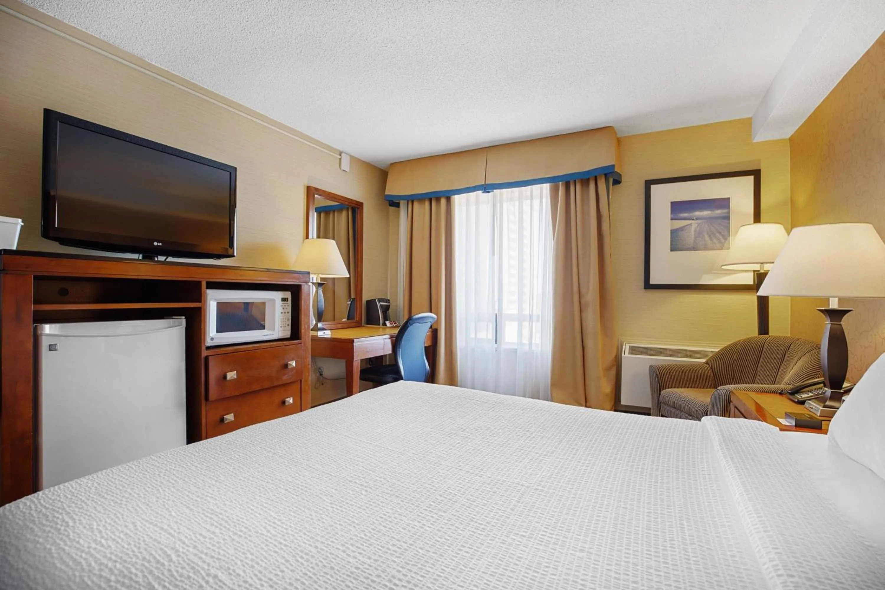 Photo of the whole room, Bed in Sandman Hotel & Suites London Downtown