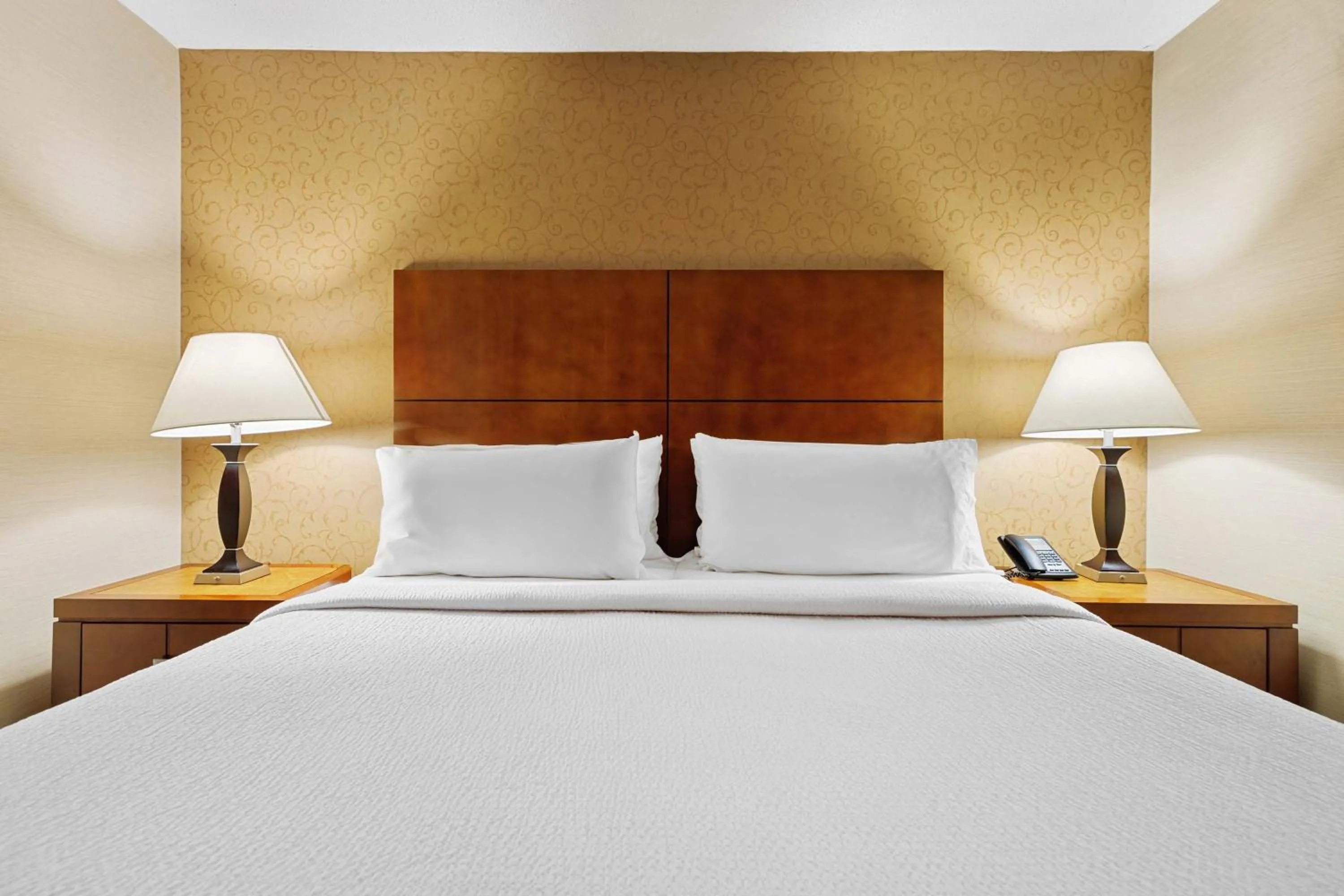 Photo of the whole room, Bed in Sandman Hotel & Suites London Downtown