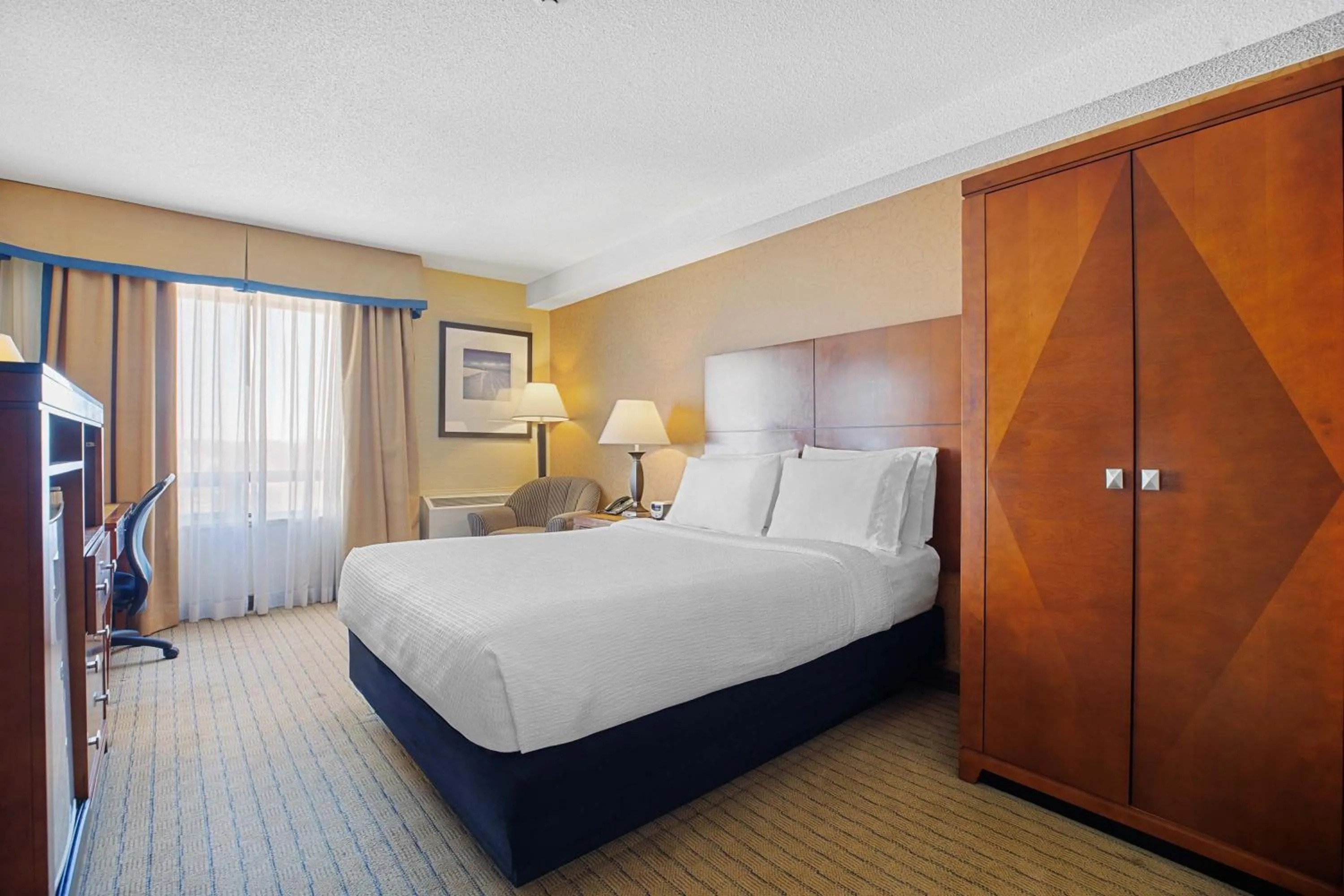 Photo of the whole room, Bed in Sandman Hotel & Suites London Downtown