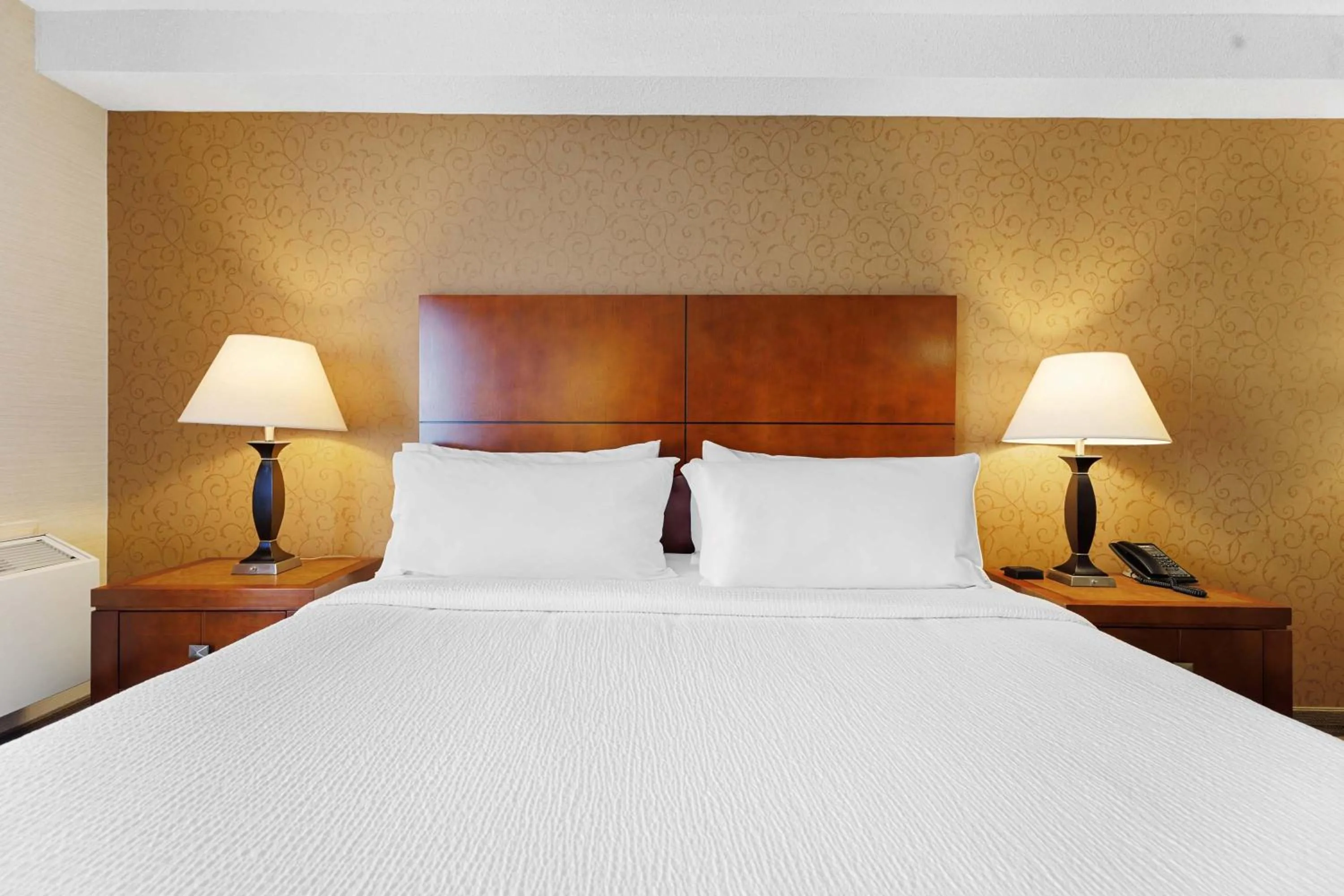 Photo of the whole room, Bed in Sandman Hotel & Suites London Downtown