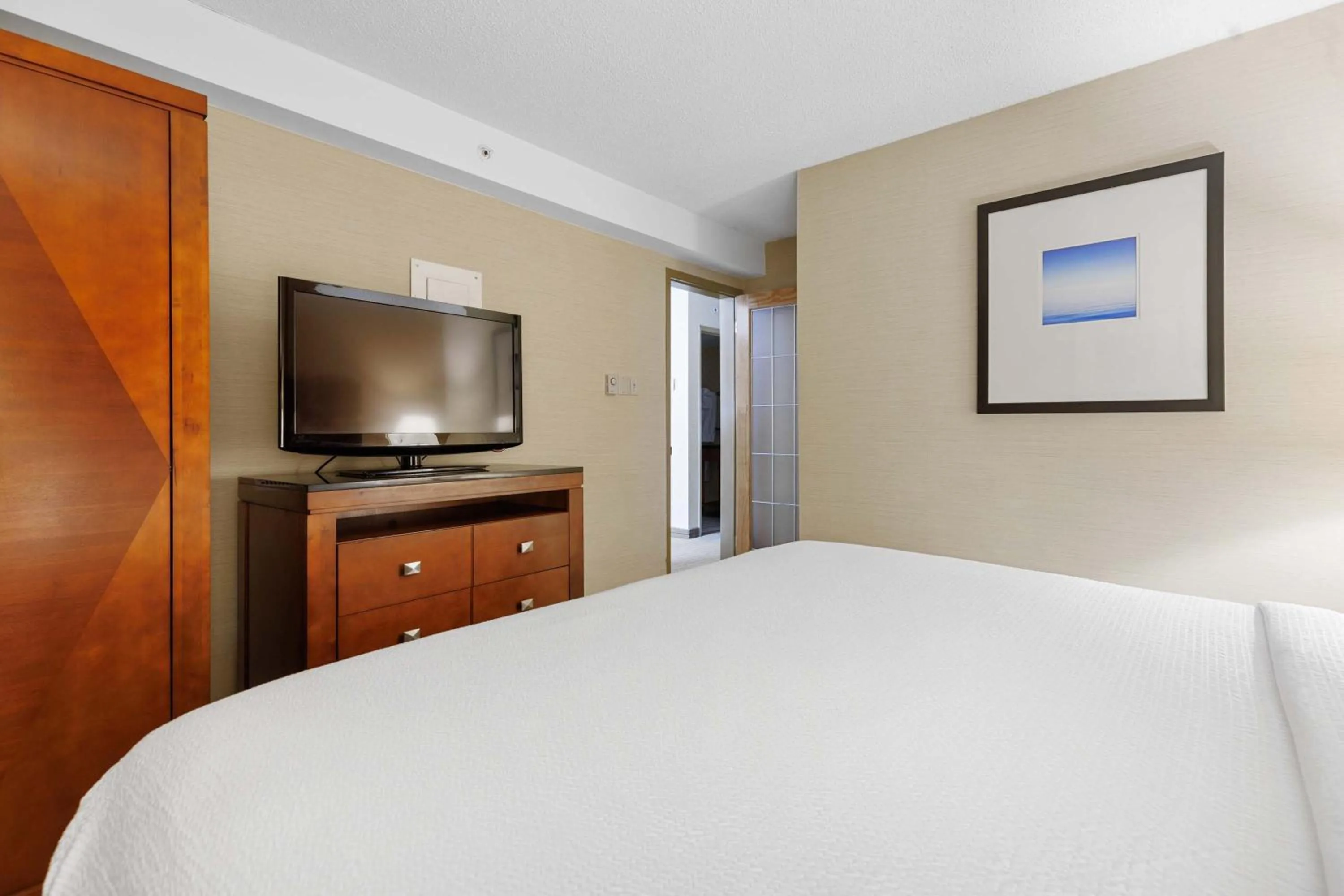 Photo of the whole room, Bed in Sandman Hotel & Suites London Downtown