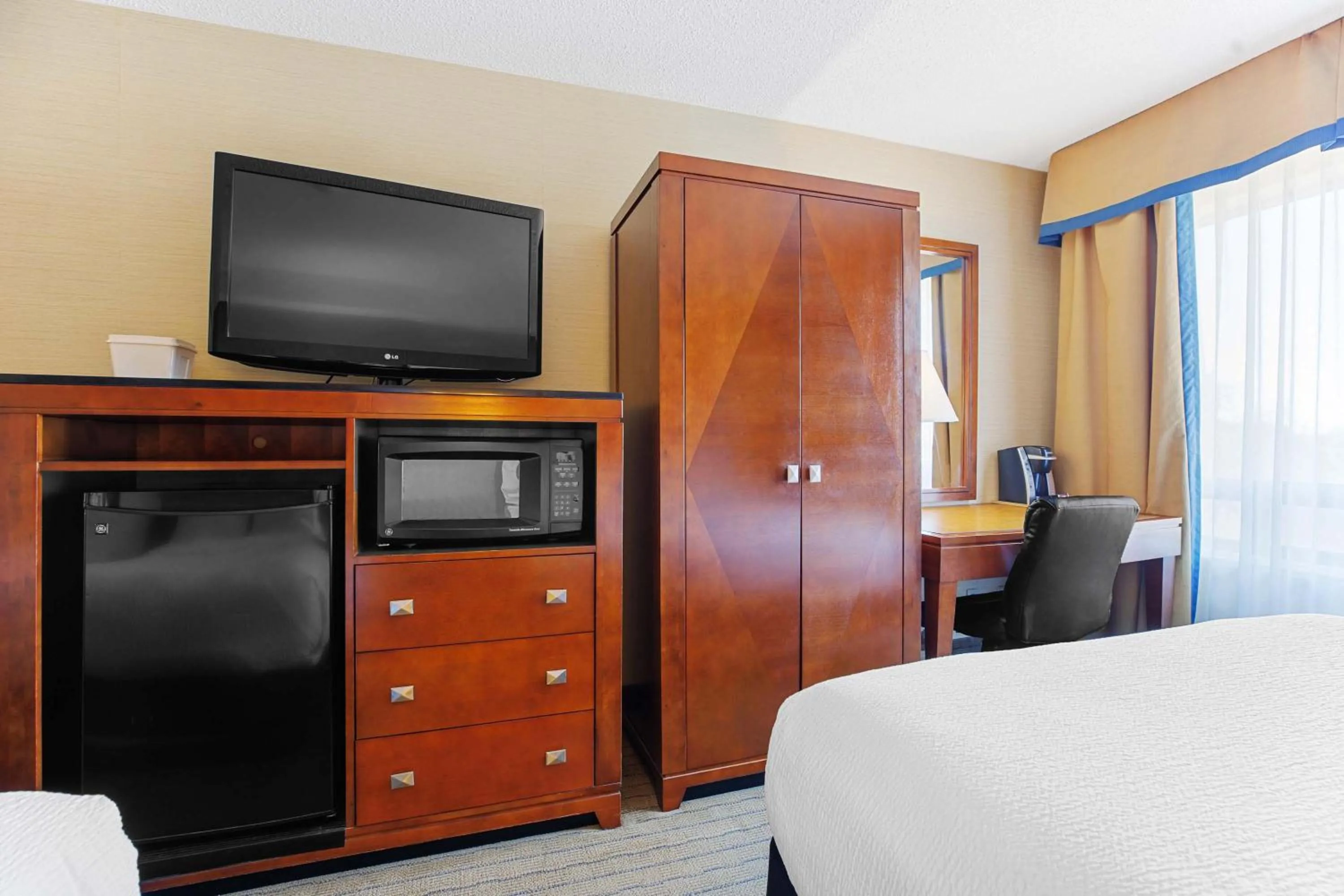 Photo of the whole room, Bed in Sandman Hotel & Suites London Downtown