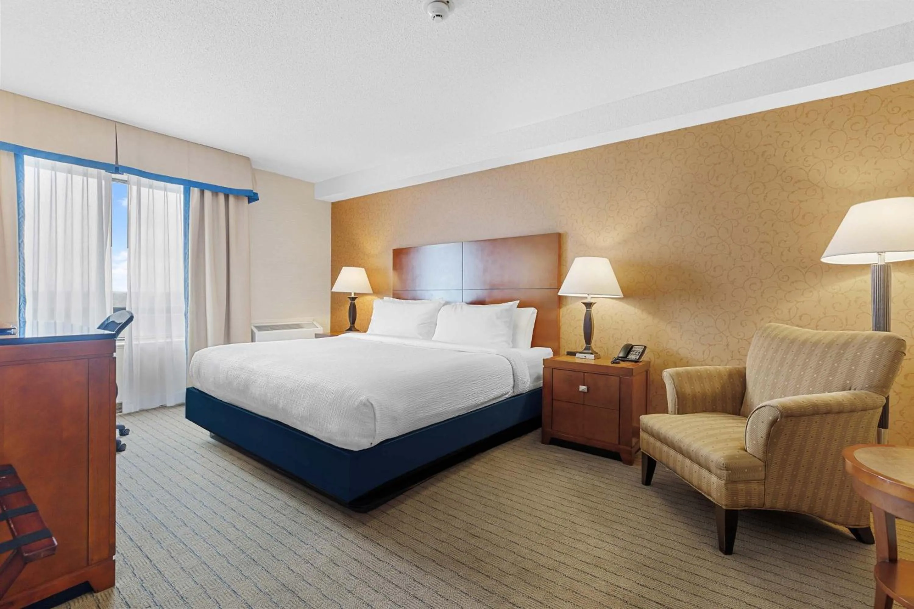 Photo of the whole room, Bed in Sandman Hotel & Suites London Downtown