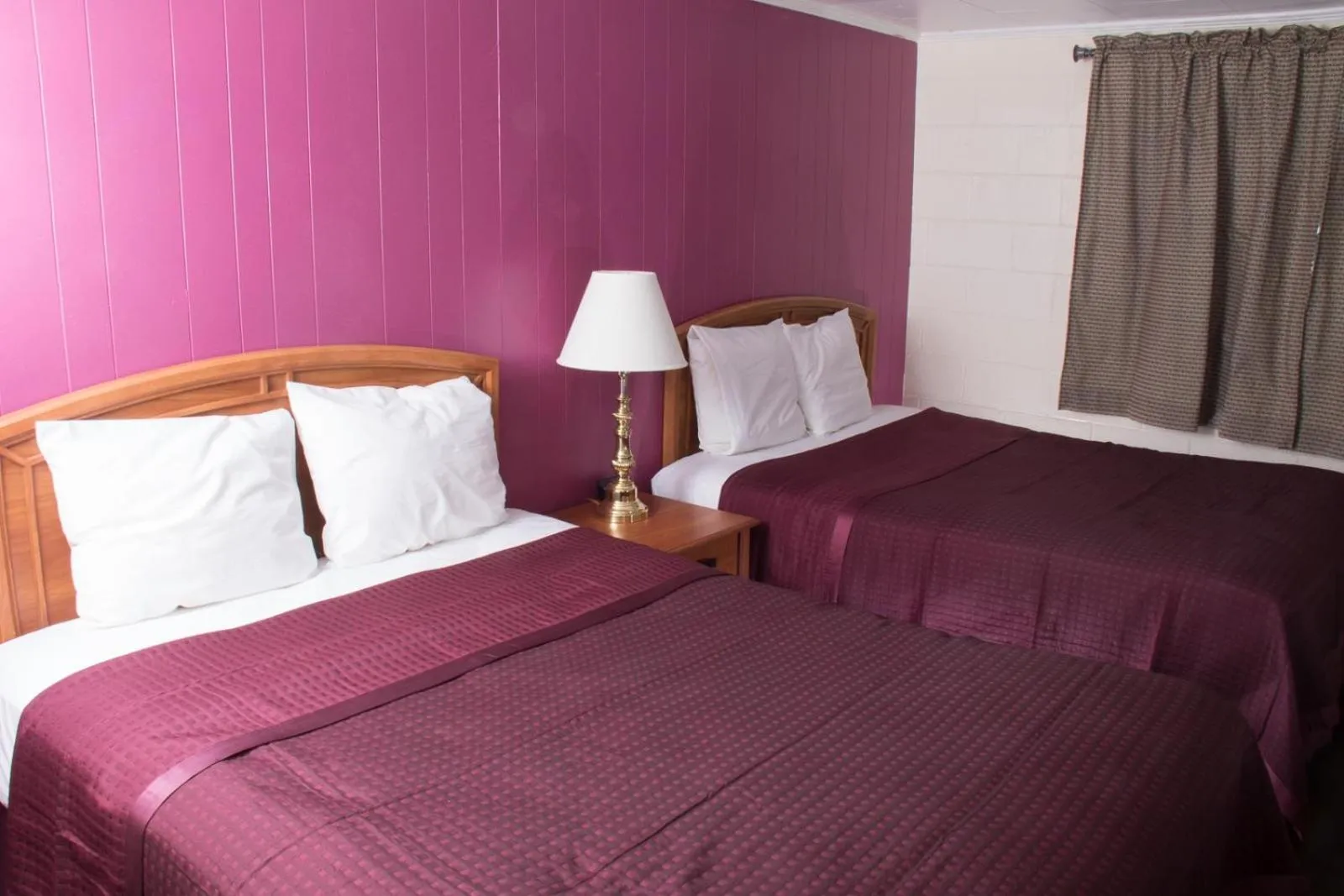 Property building, Bed in Budget Inn