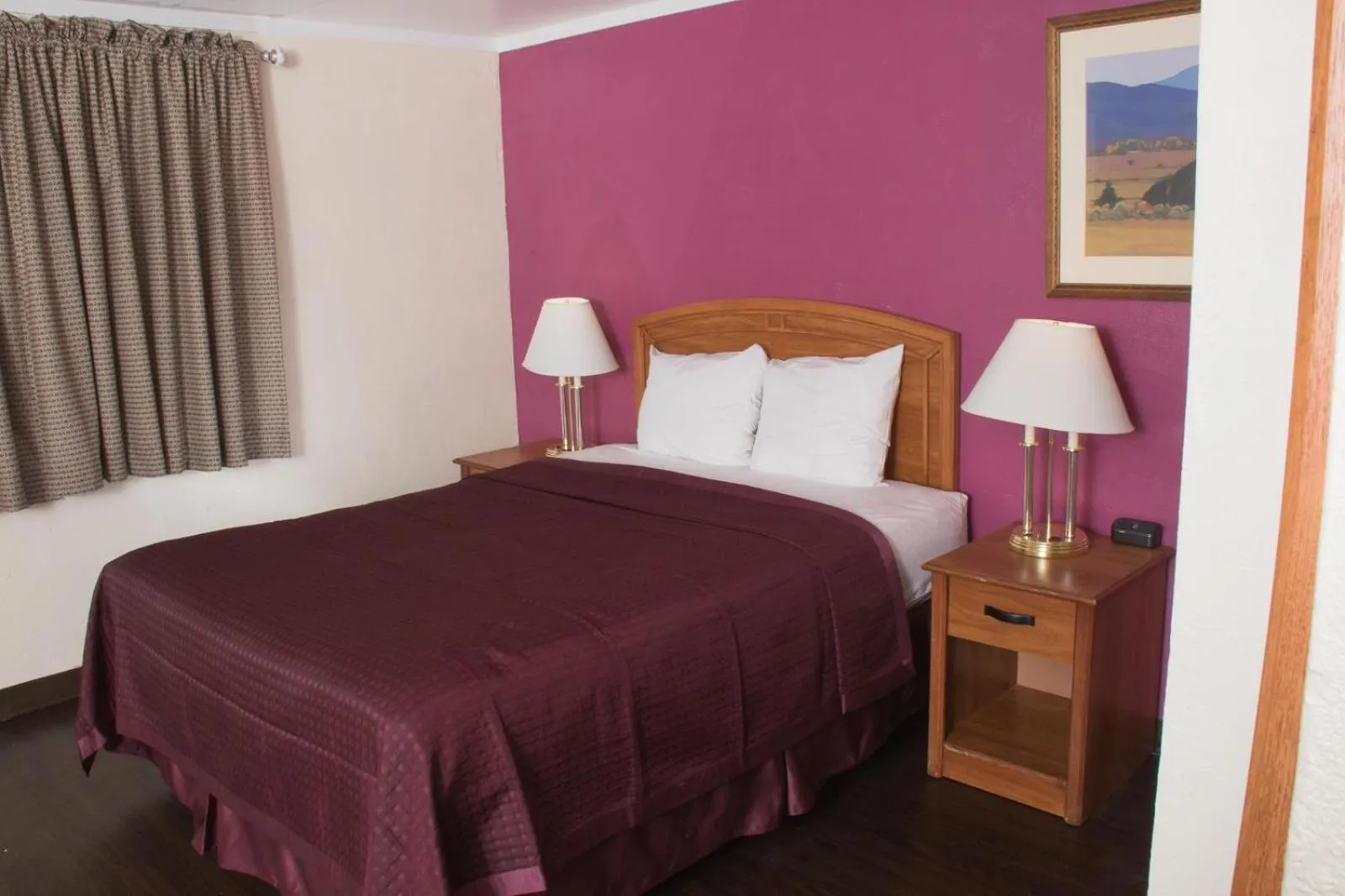 Property building, Bed in Budget Inn