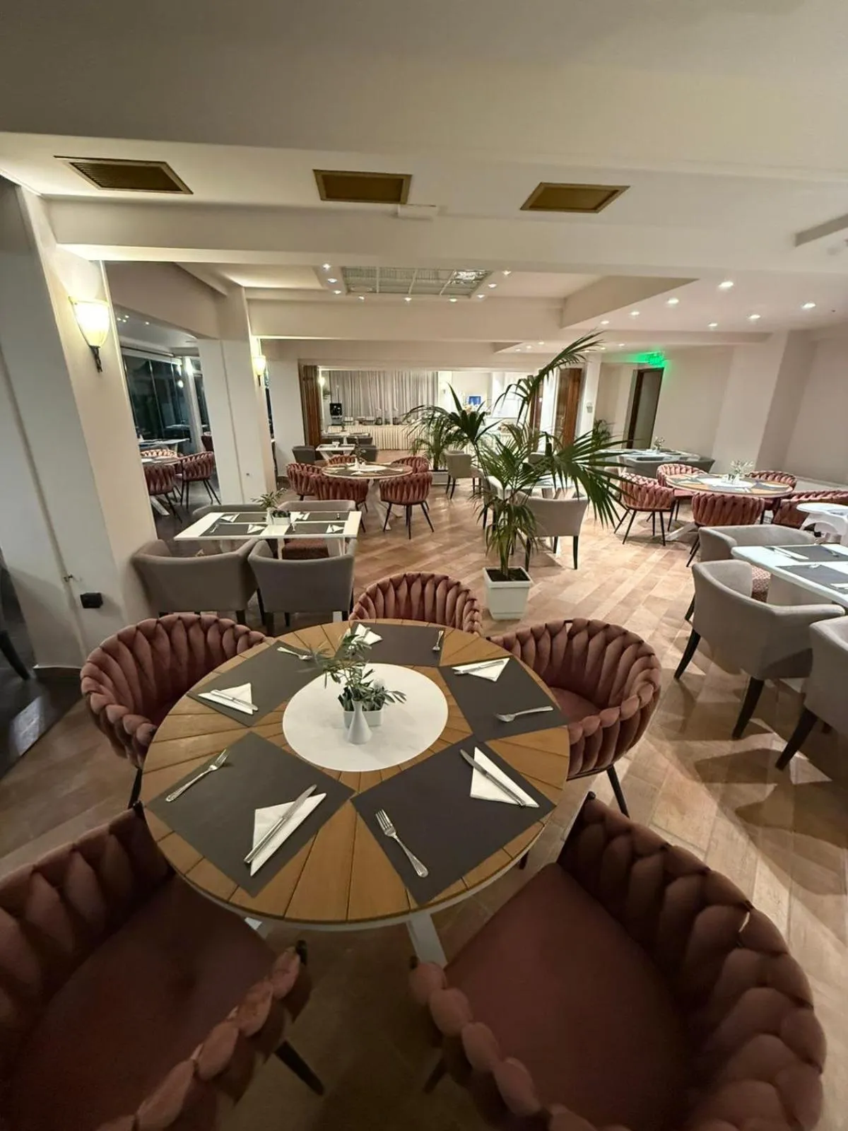 Restaurant/places to eat in Aeolis Hotel