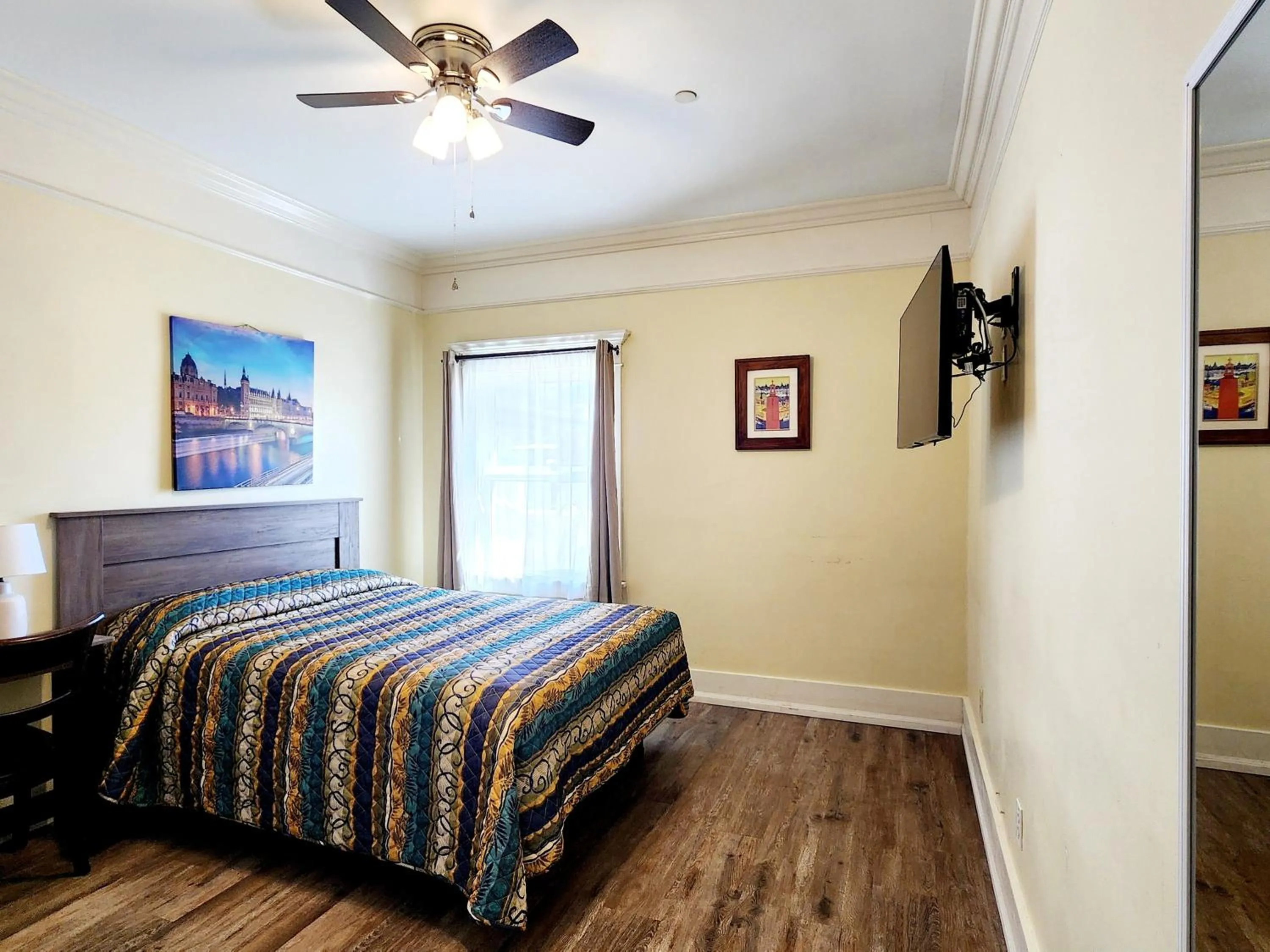 Bed in Santa Paula Inn