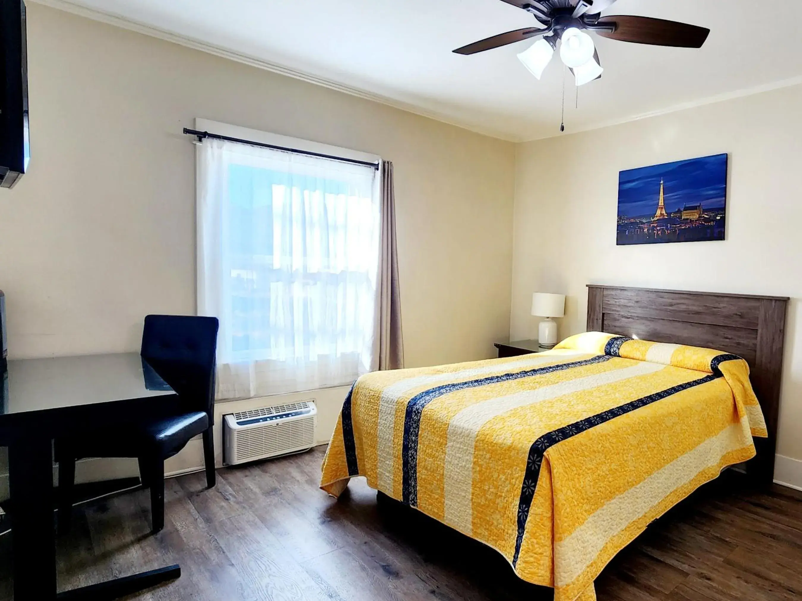 Queen Room in Santa Paula Inn Queen Room in Santa Paula Inn