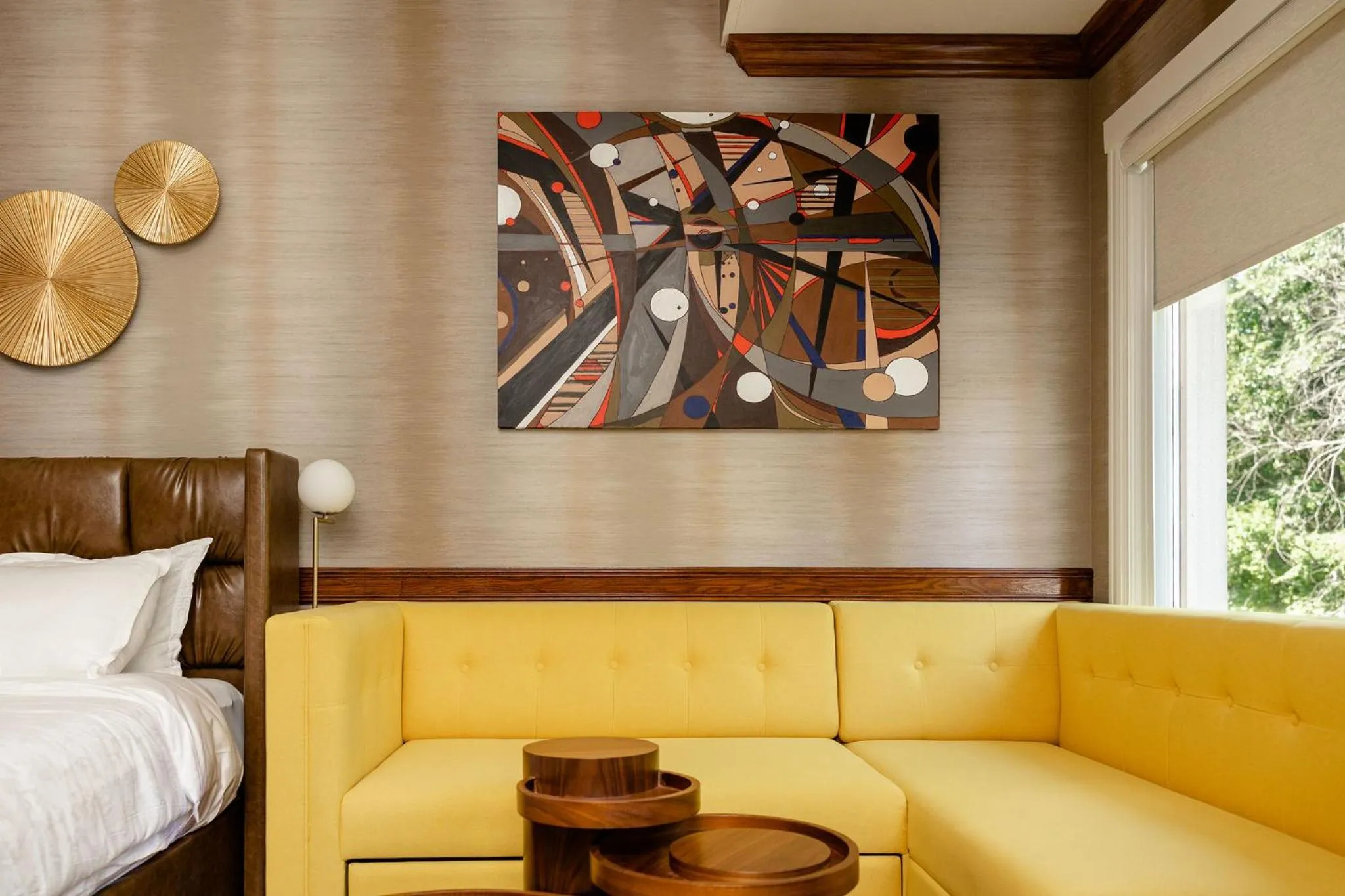 Living room, Bed in Chateau Merrimack Hotel & Spa