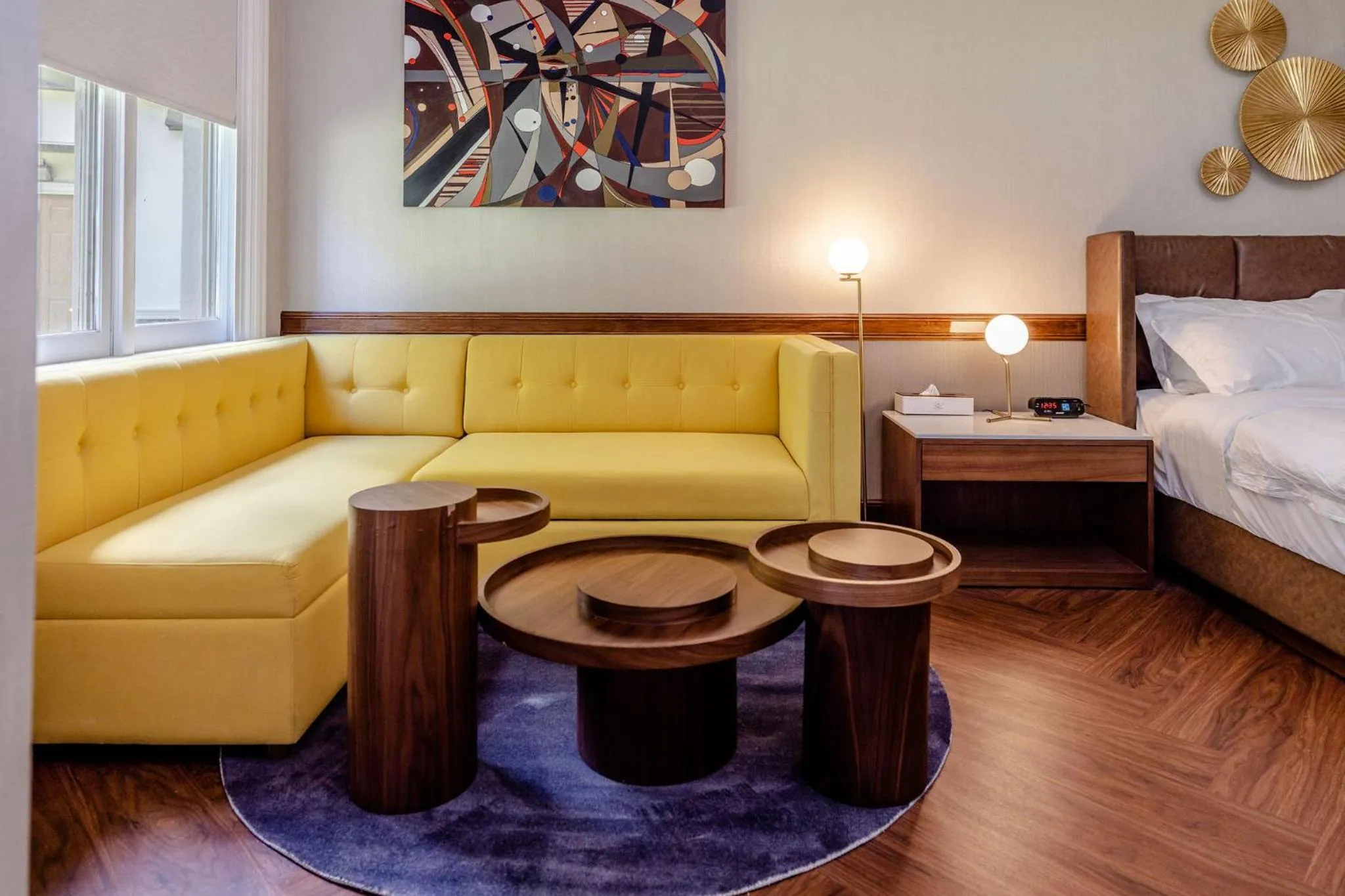 Living room, Bed in Chateau Merrimack Hotel & Spa