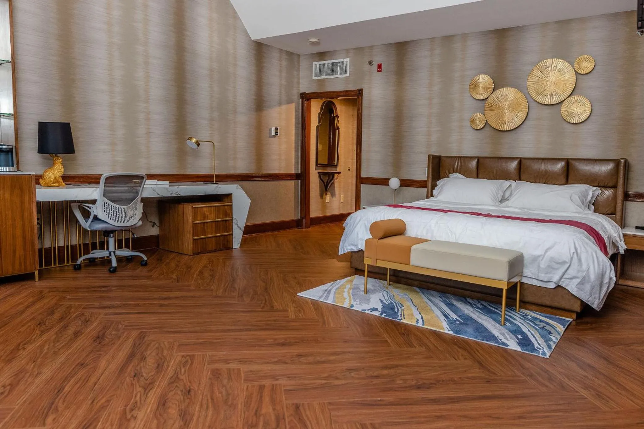 Photo of the whole room, Bed in Chateau Merrimack Hotel & Spa