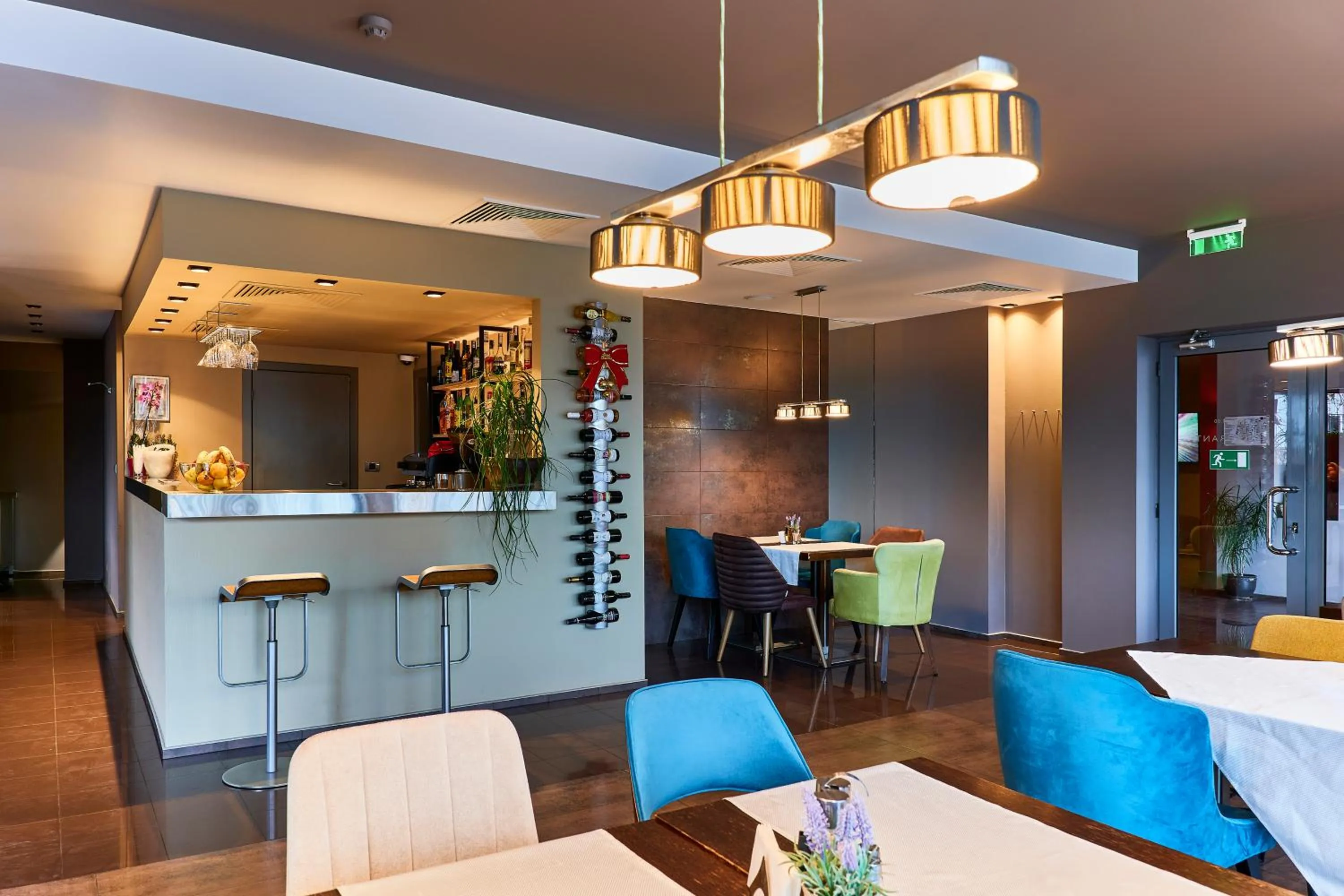 Restaurant/places to eat in Monet Hotel