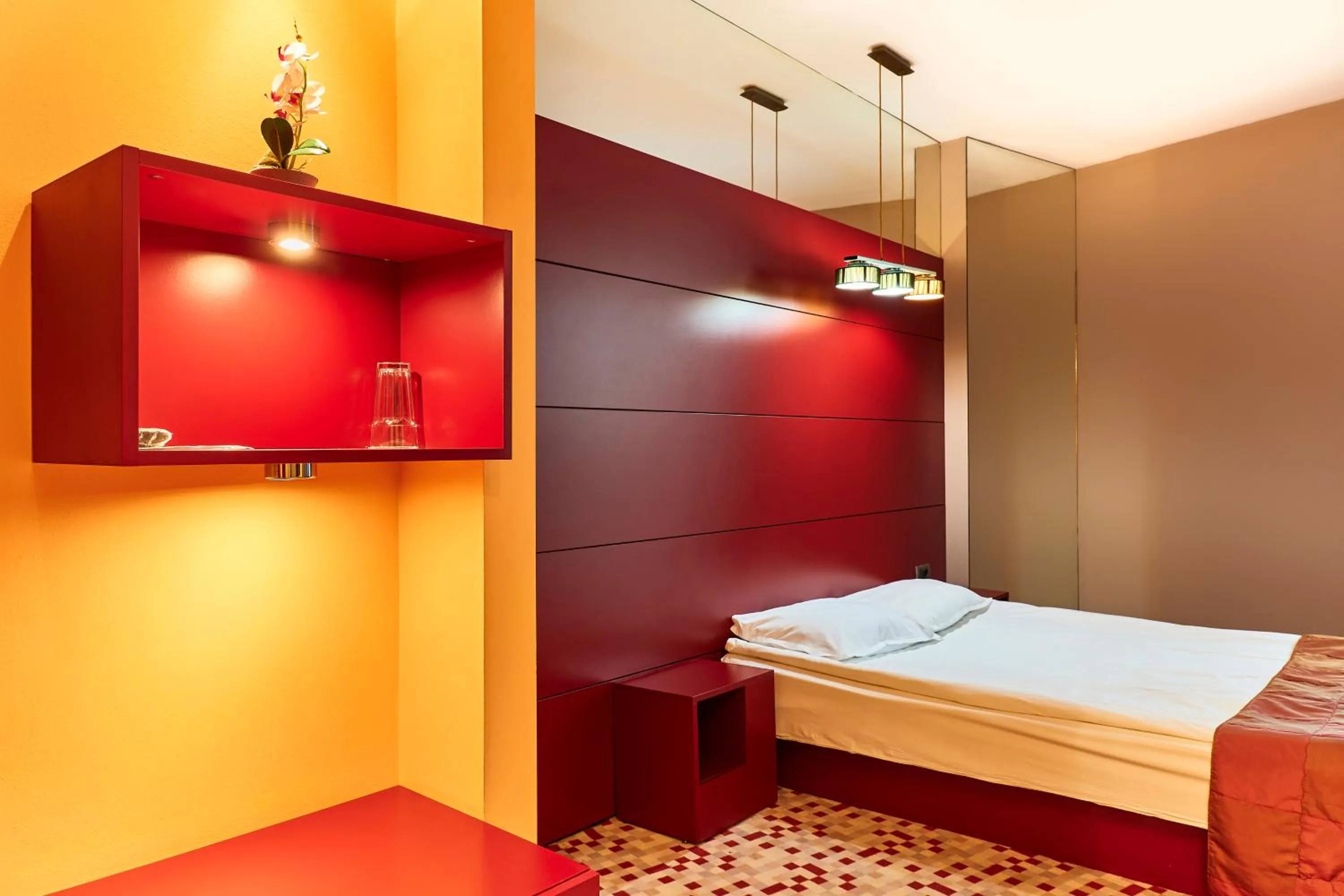 Photo of the whole room, Bed in Monet Hotel