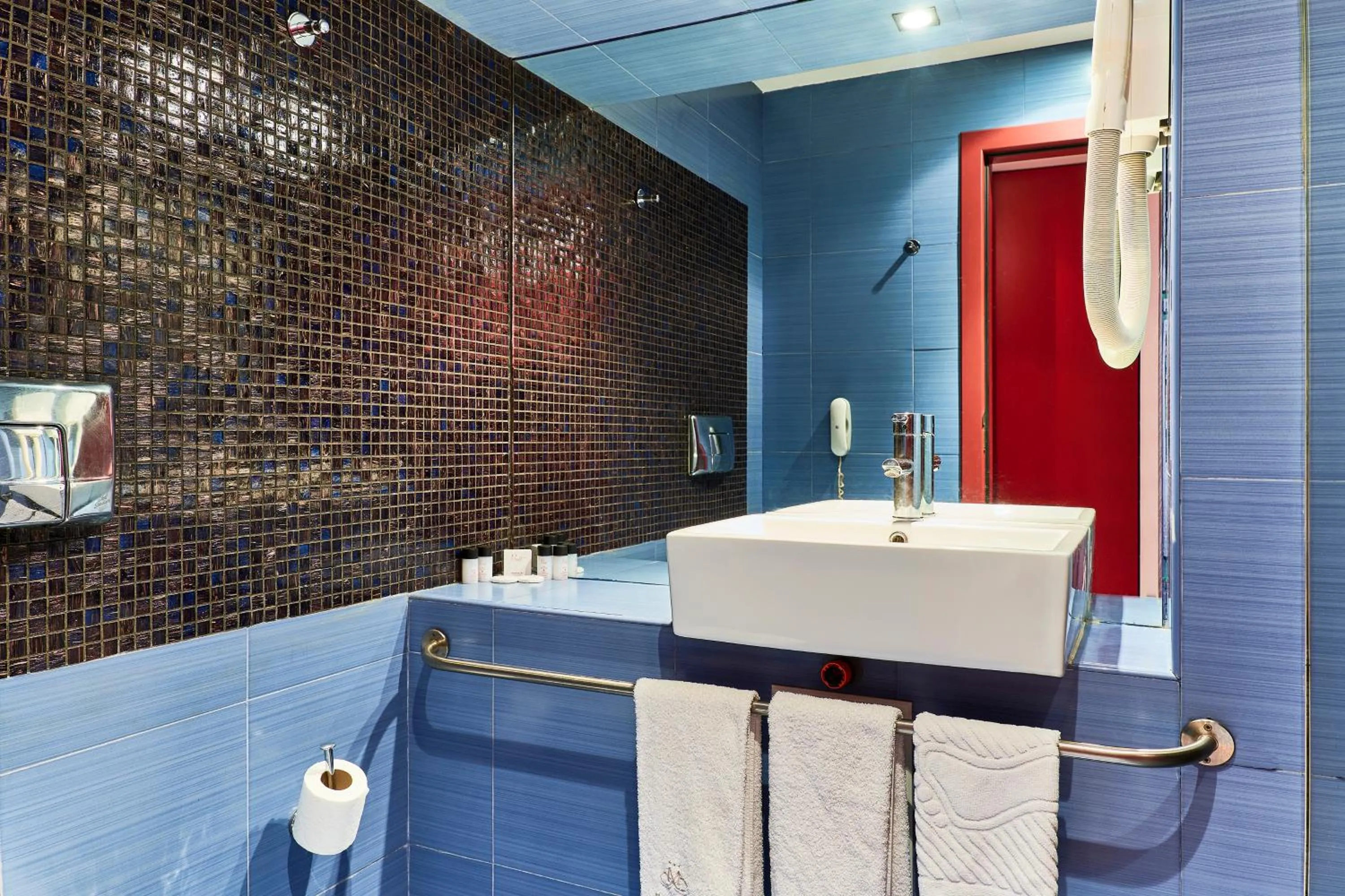 Bathroom in Monet Hotel