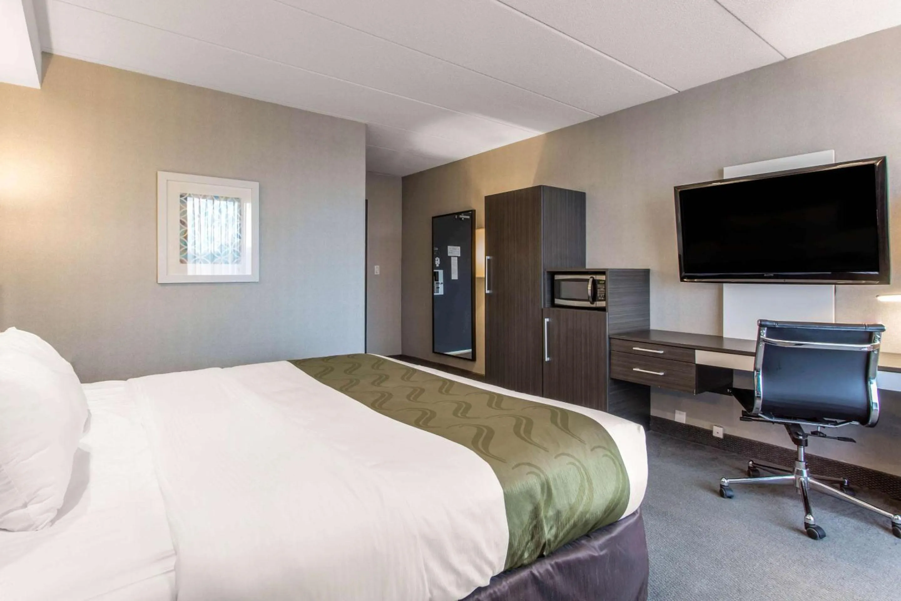 Bedroom, Bed in Quality Inn West Springfield