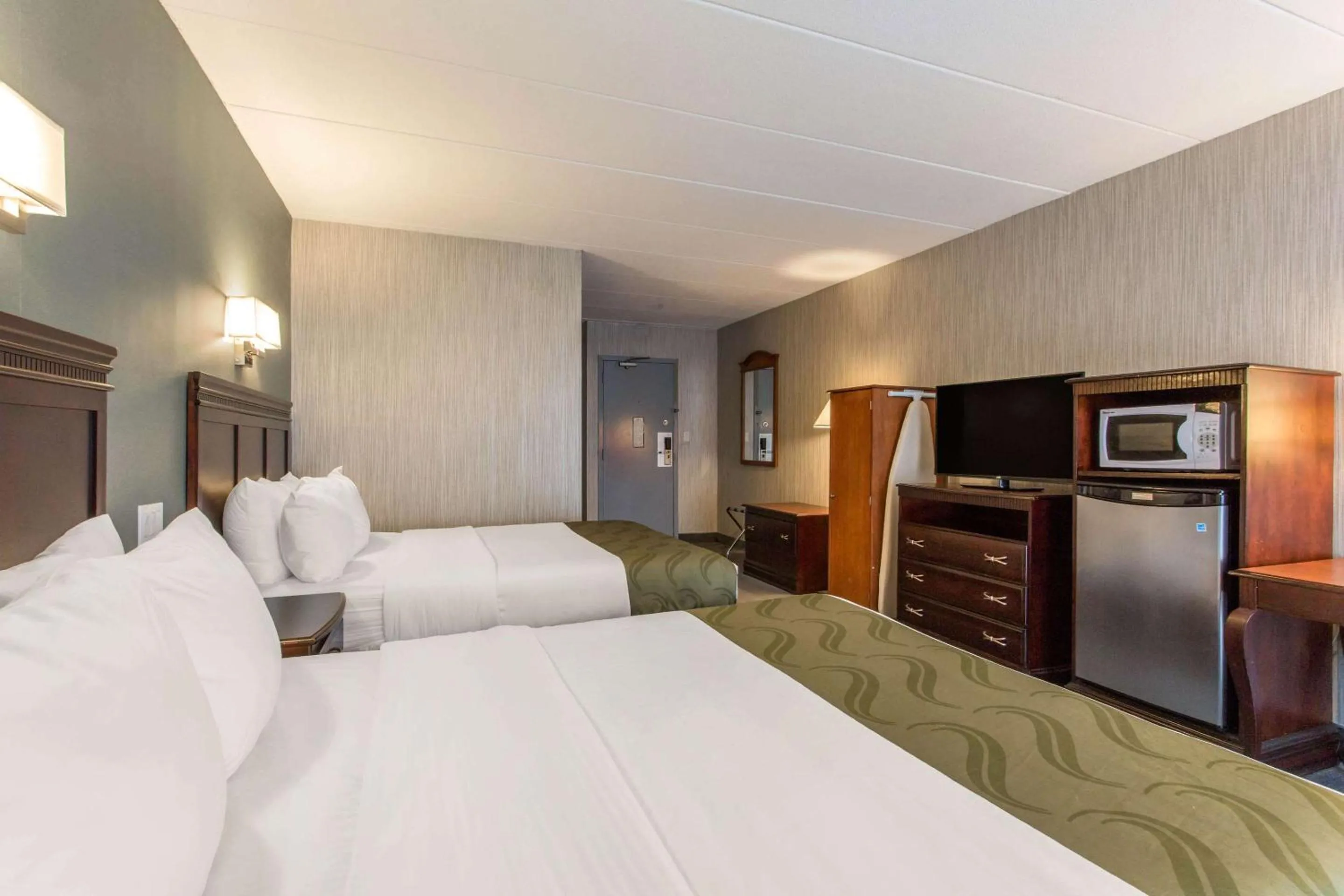 Bedroom, Bed in Quality Inn West Springfield