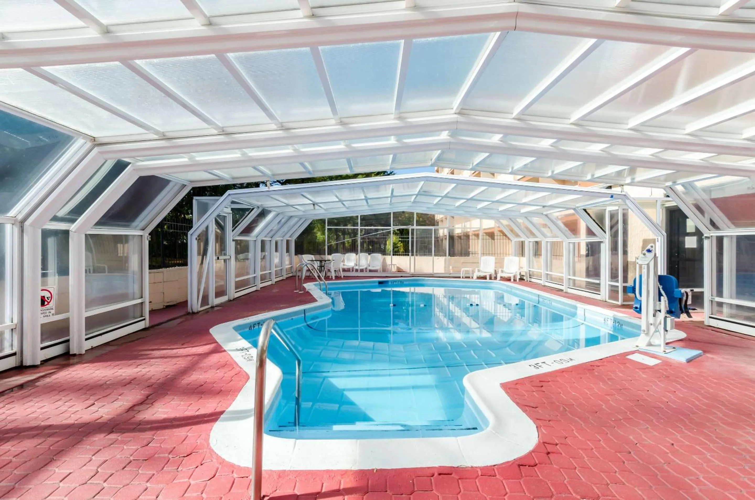 Swimming pool in Quality Inn West Springfield