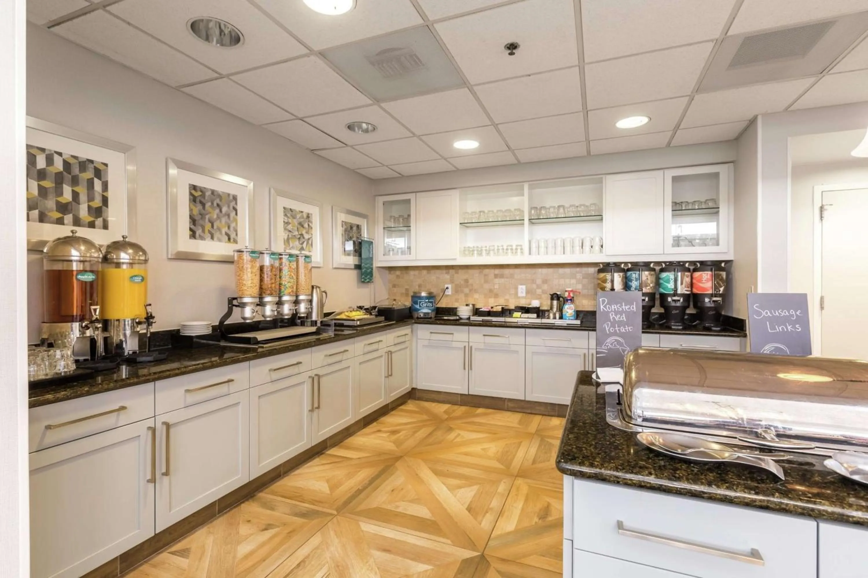 Dining area in Homewood Suites by Hilton at Carolina Point - Greenville