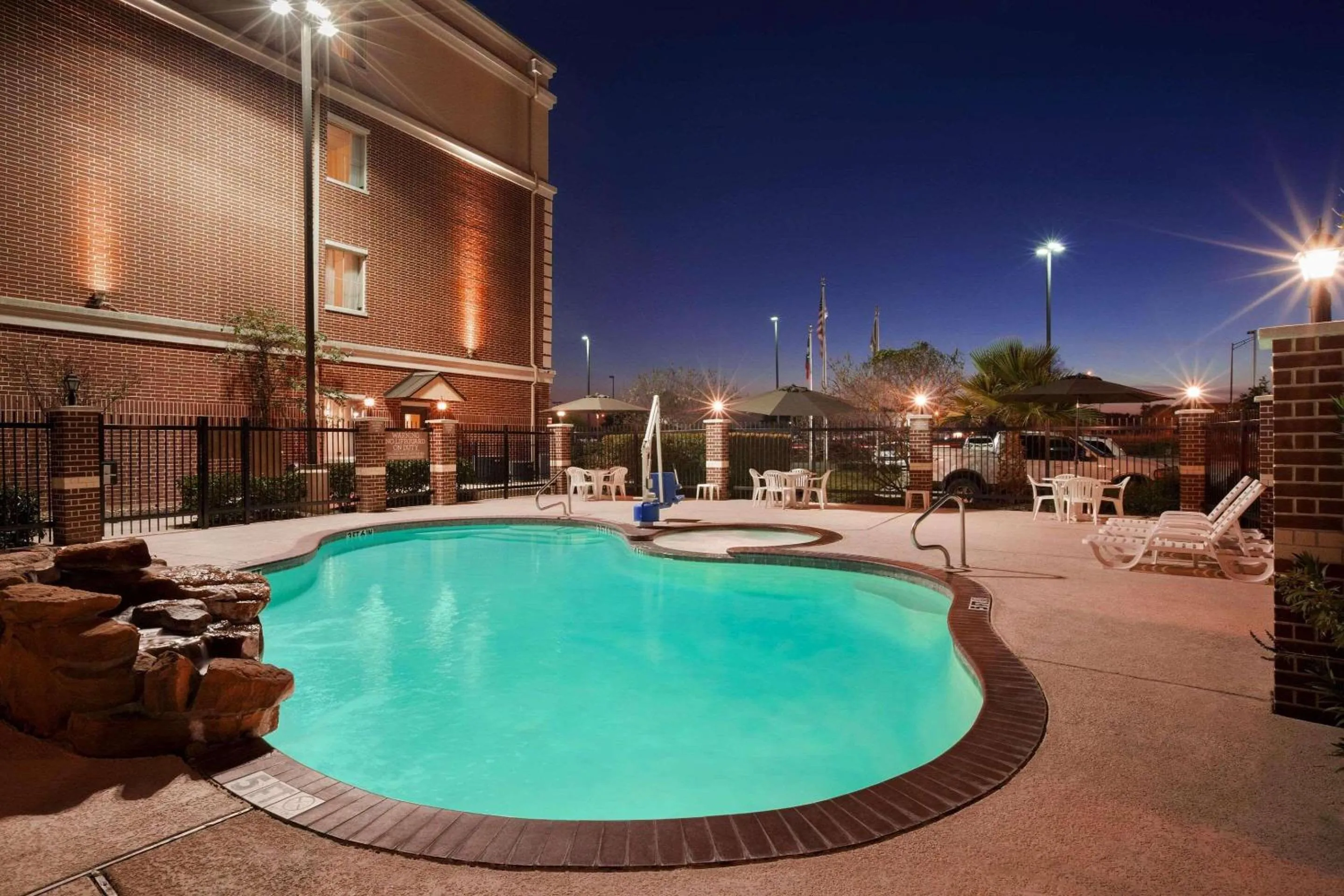 Swimming pool in Country Inn & Suites by Radisson, College Station, TX