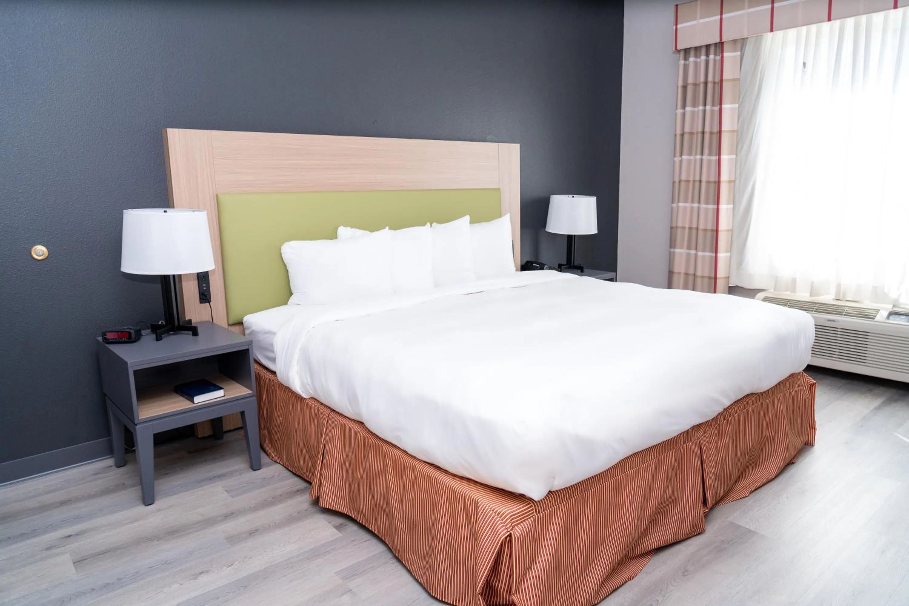 Bed in Country Inn & Suites by Radisson, College Station, TX