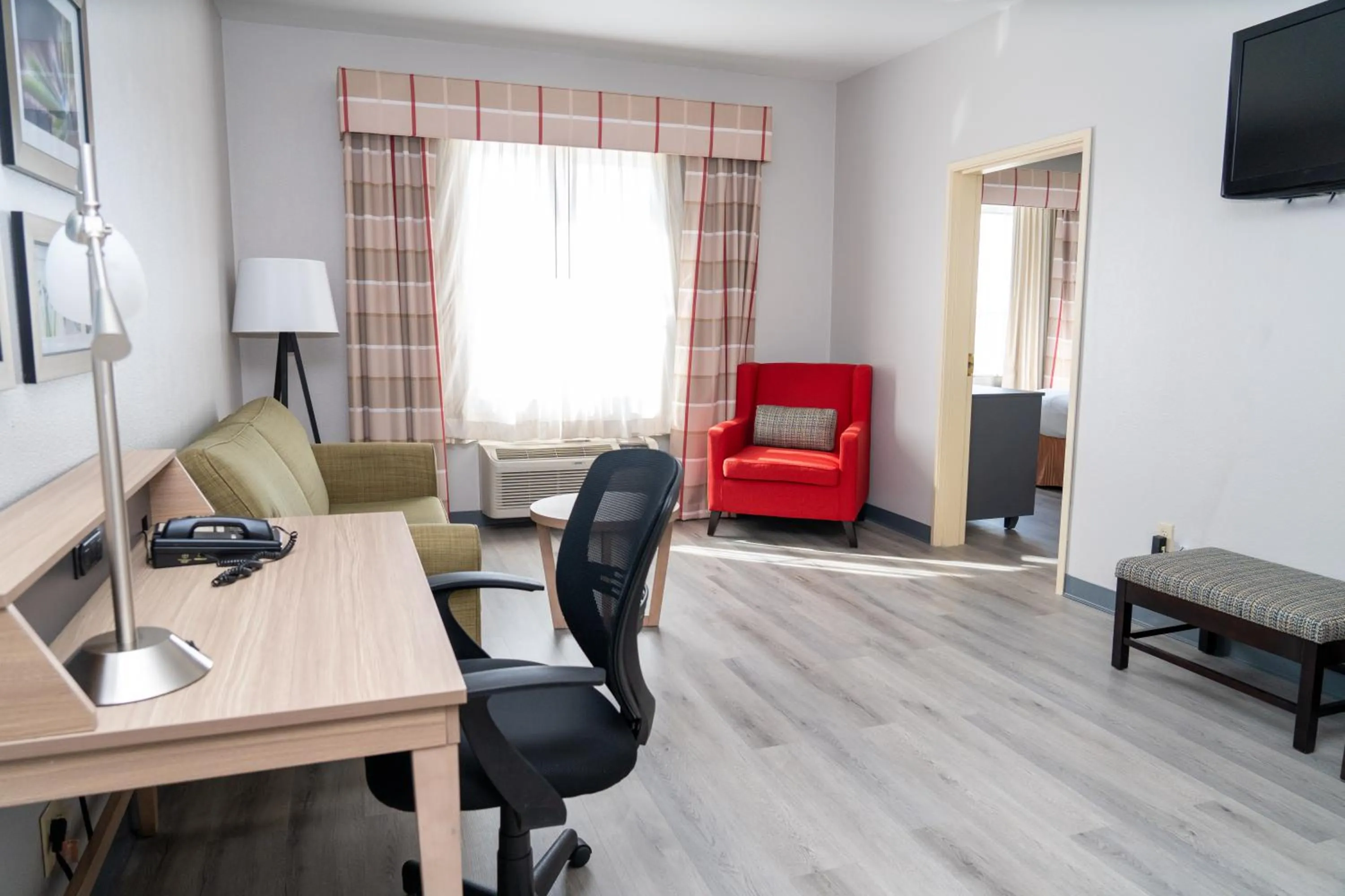 Living room in Country Inn & Suites by Radisson, College Station, TX