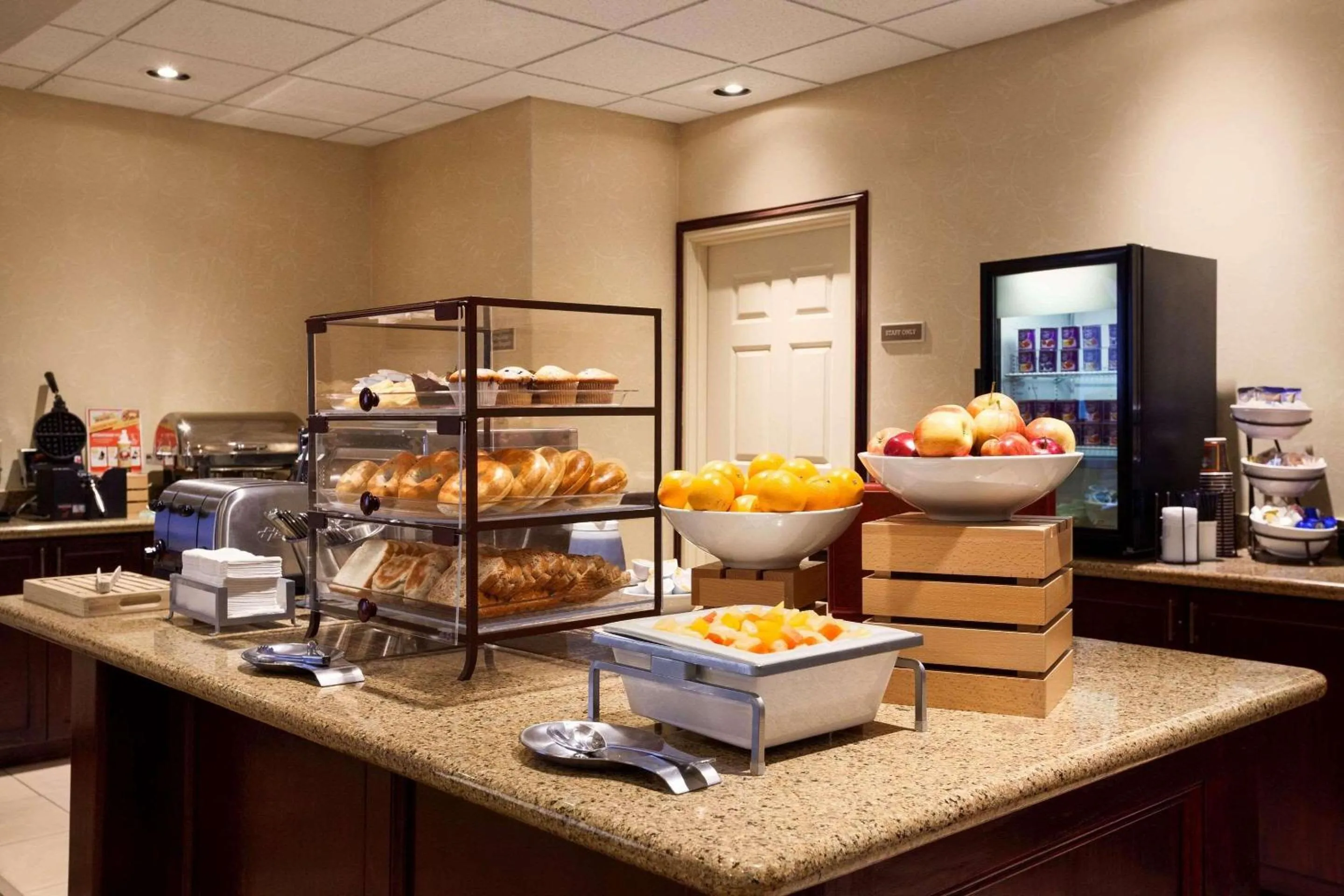 Breakfast in Country Inn & Suites by Radisson, College Station, TX