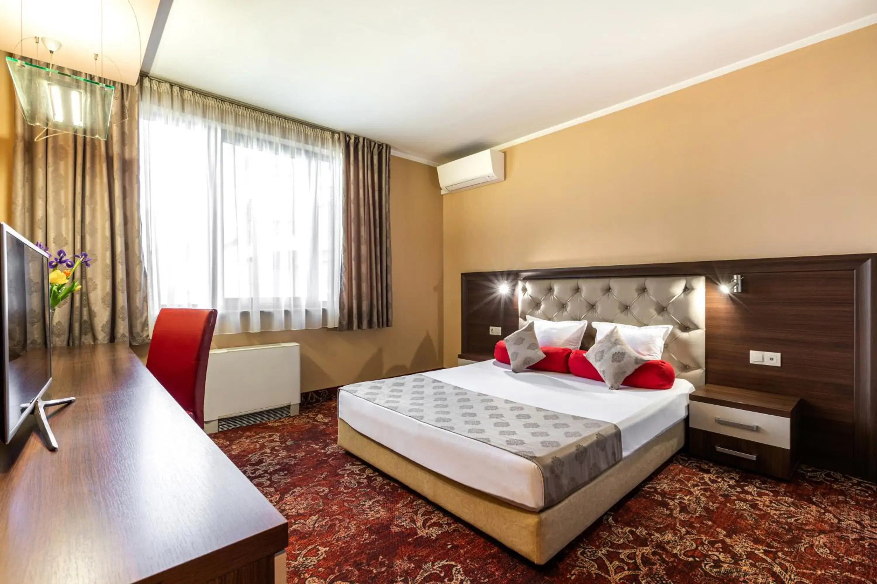 Queen Room with Garden View - single occupancy in Business Hotel Plovdiv - Central Location Queen Room with Garden View - single occupancy in Business Hotel Plovdiv - Central Location