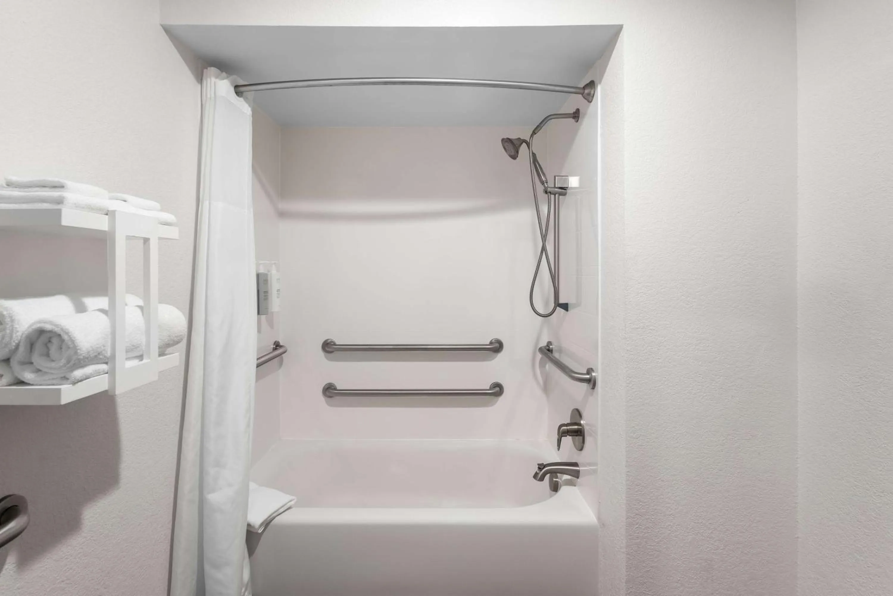 Bathroom in Hampton Inn Marion