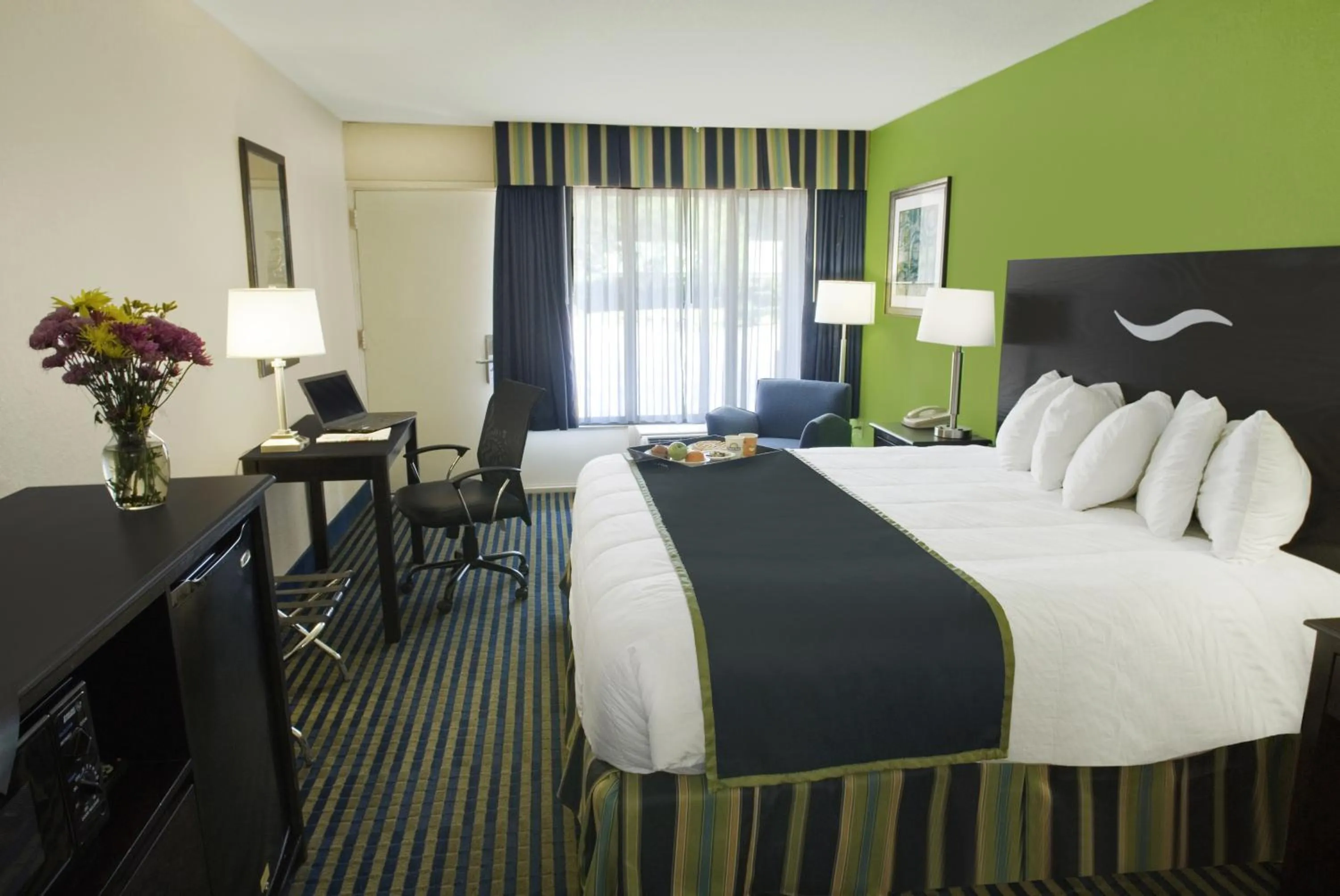 Photo of the whole room, Bed in Days Inn by Wyndham Richmond Hill/Savannah