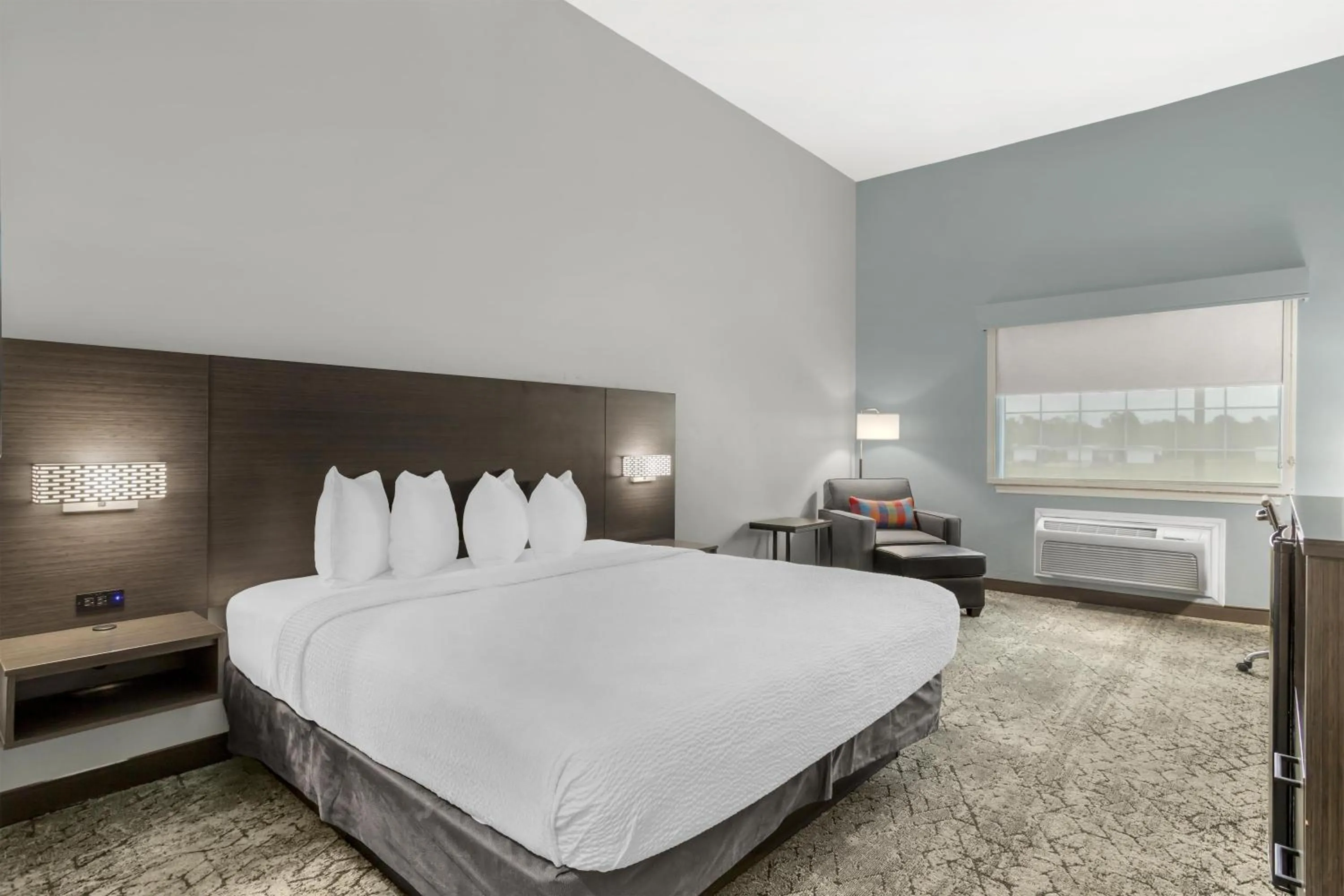 Bedroom, Bed in Best Western Plus New Caney Inn & Suites