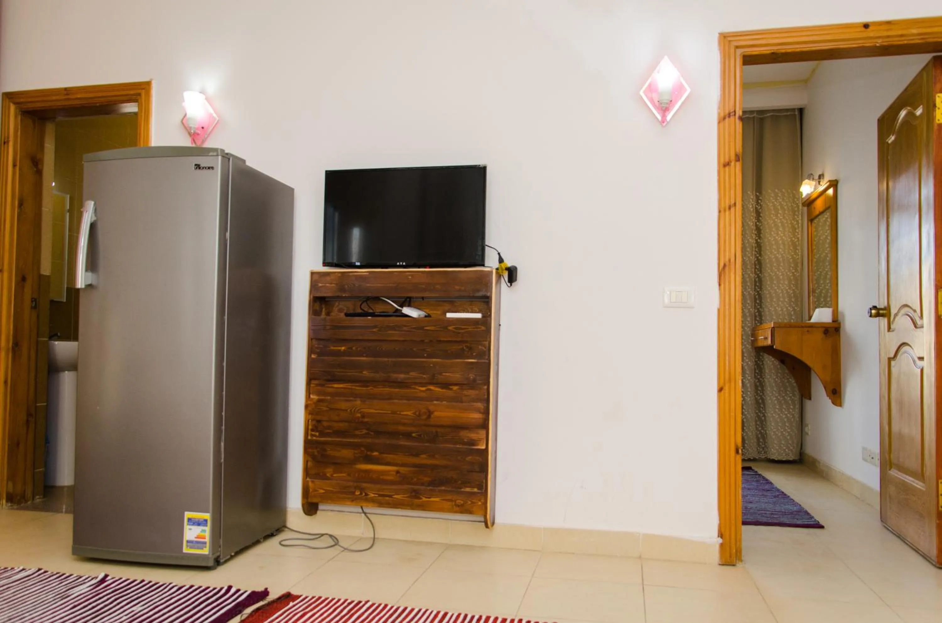 Communal lounge/ TV room in New Yalla Hotel