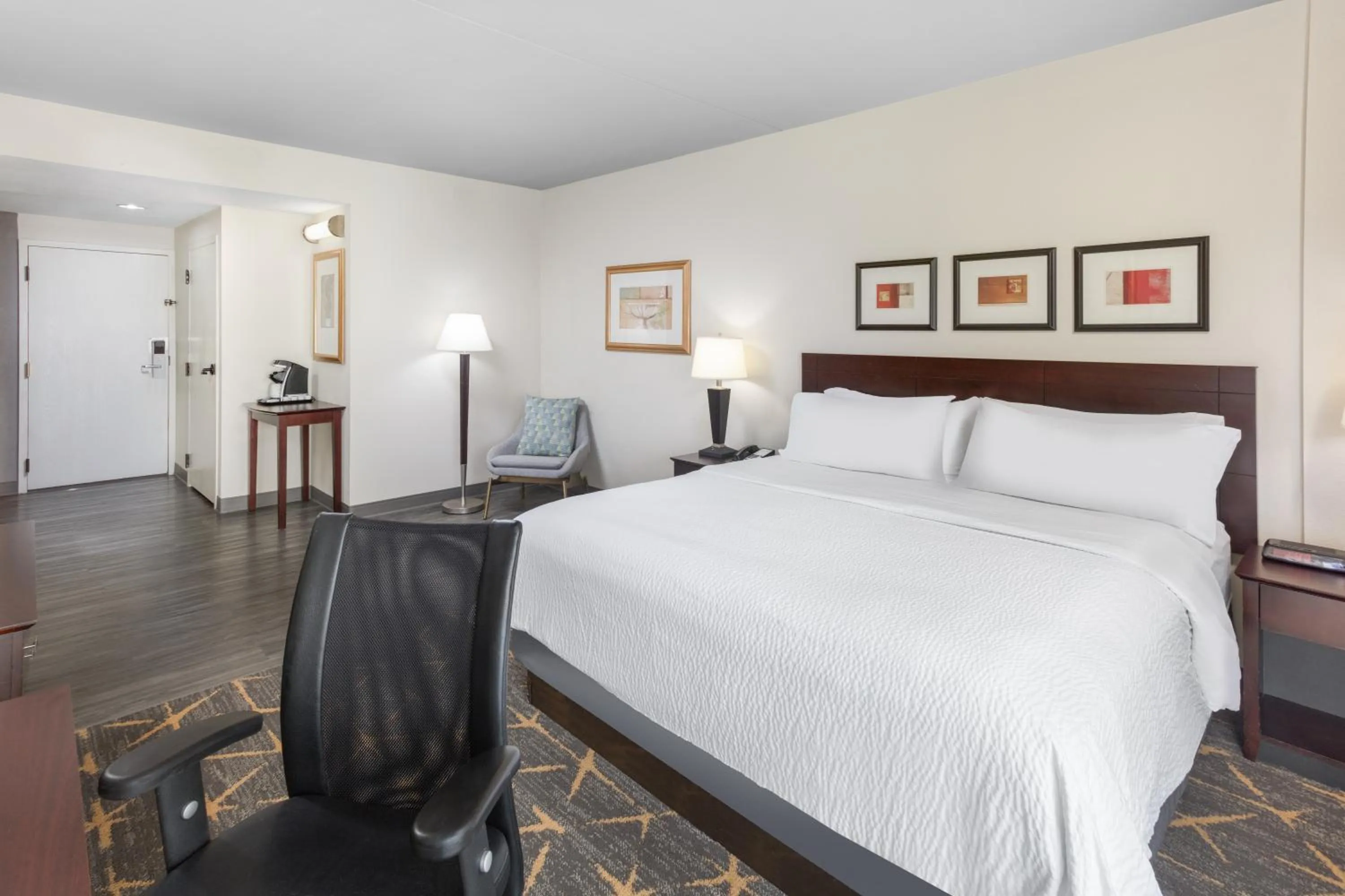 Bedroom, Bed in Holiday Inn & Suites Springfield - I-44 by IHG