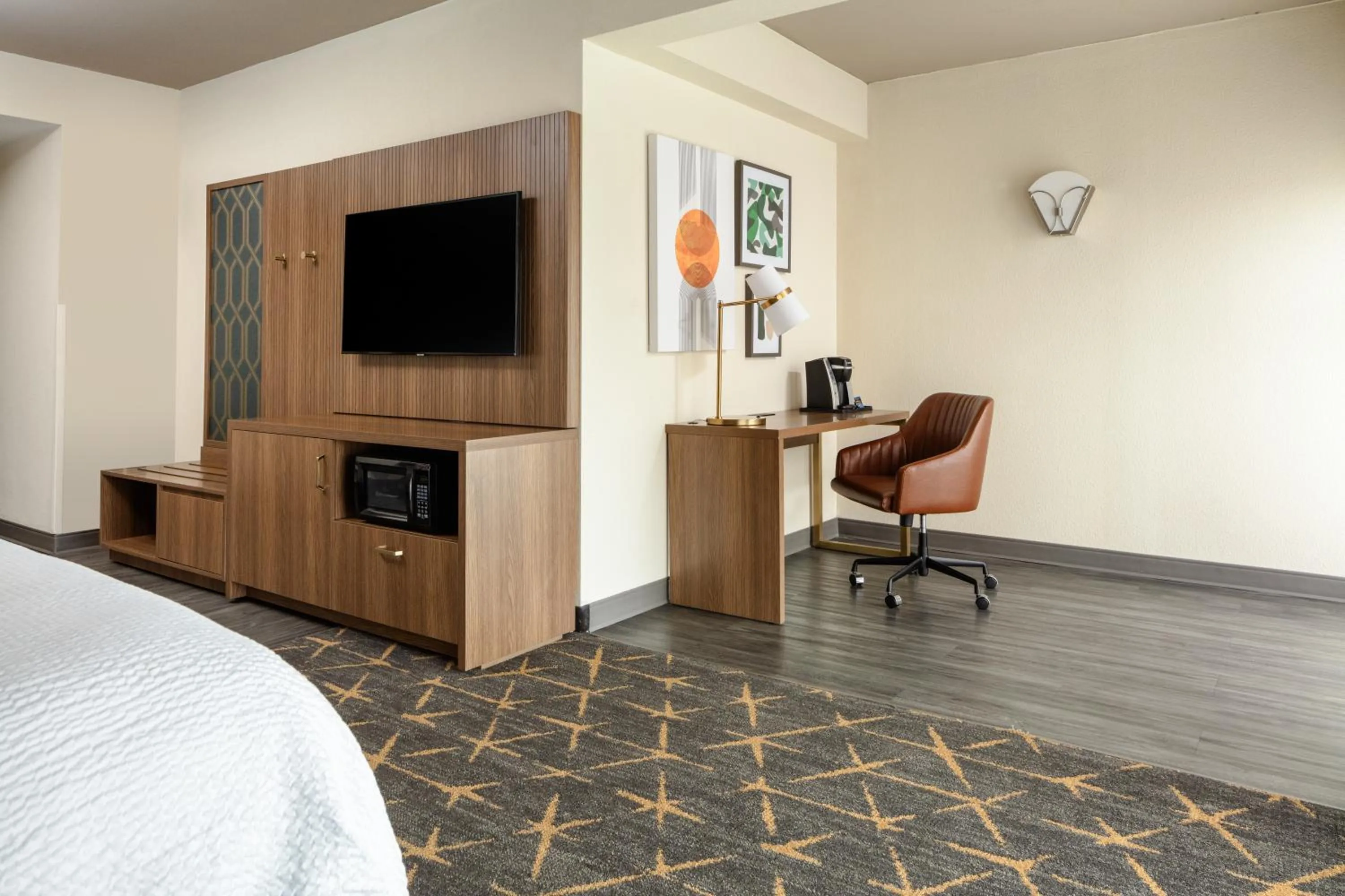 Bedroom, Bed in Holiday Inn & Suites Springfield - I-44 by IHG