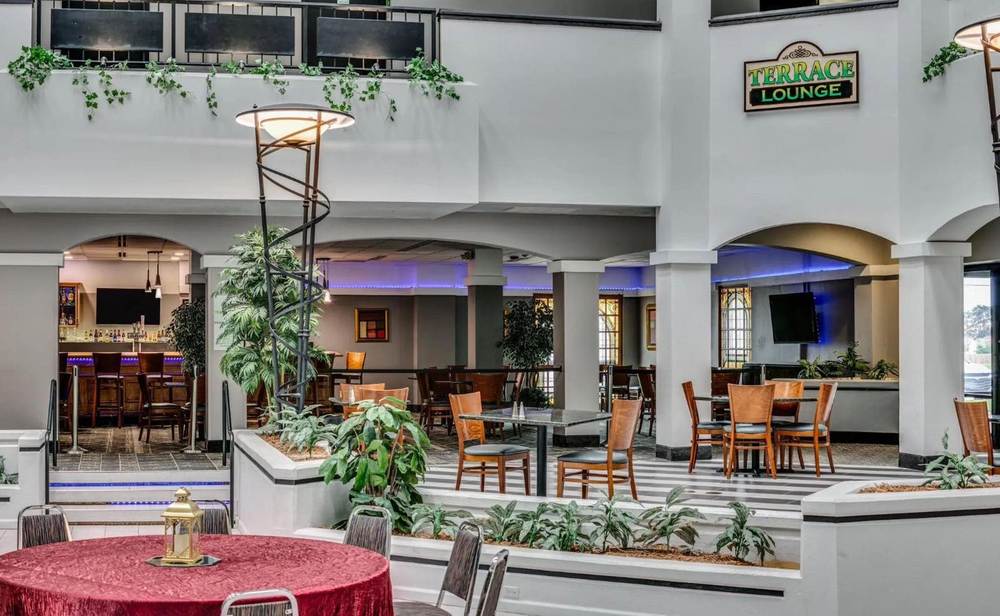 Lounge or bar in Holiday Inn & Suites Springfield - I-44 by IHG