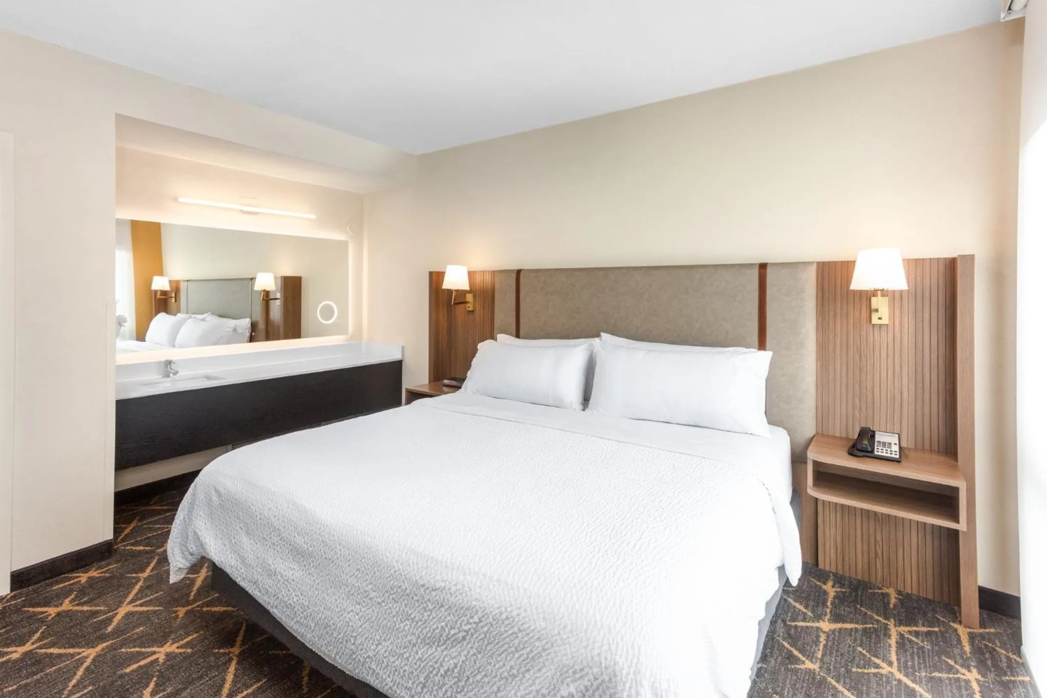 Photo of the whole room, Bed in Holiday Inn & Suites Springfield - I-44 by IHG