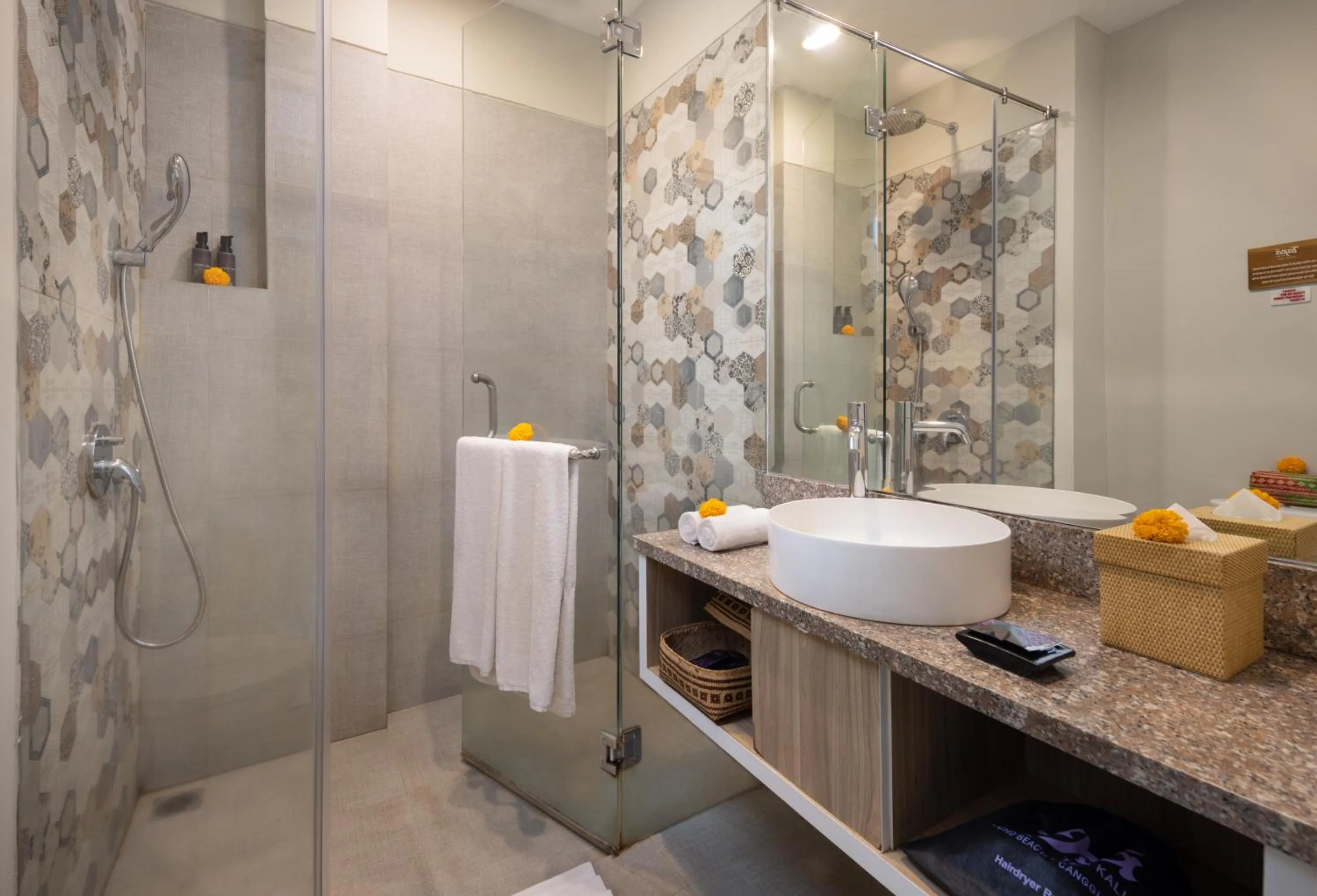 Shower in Tapa Tepi Kali Canggu