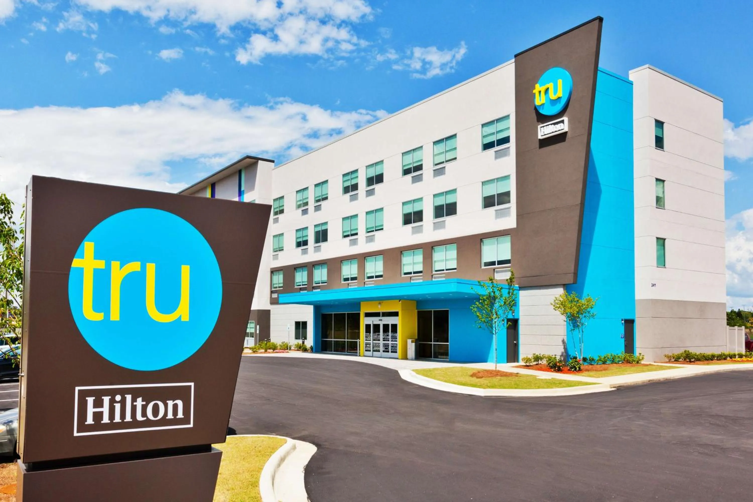 Property building in Tru by Hilton Auburn