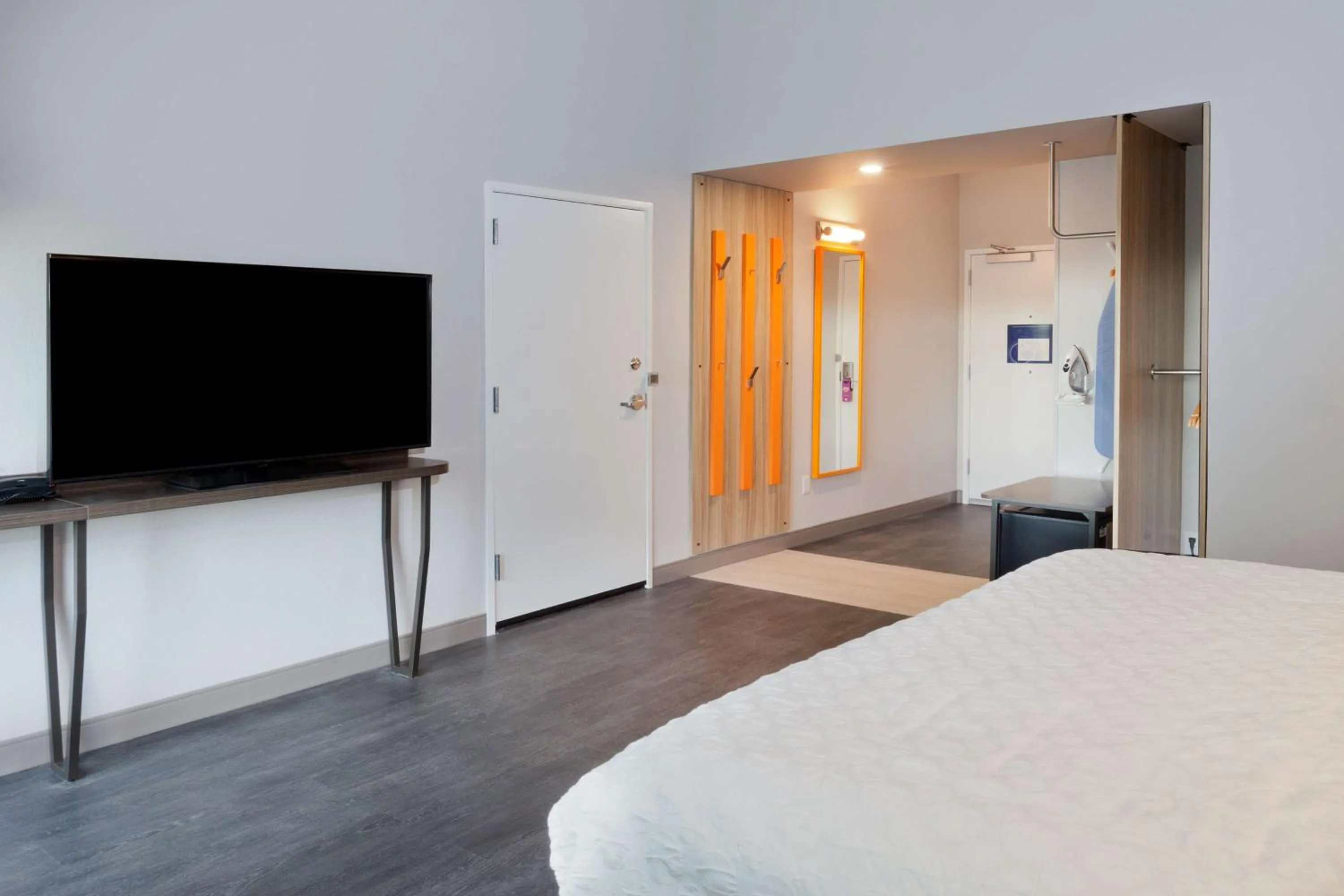 Bedroom, Bed in Tru by Hilton Auburn