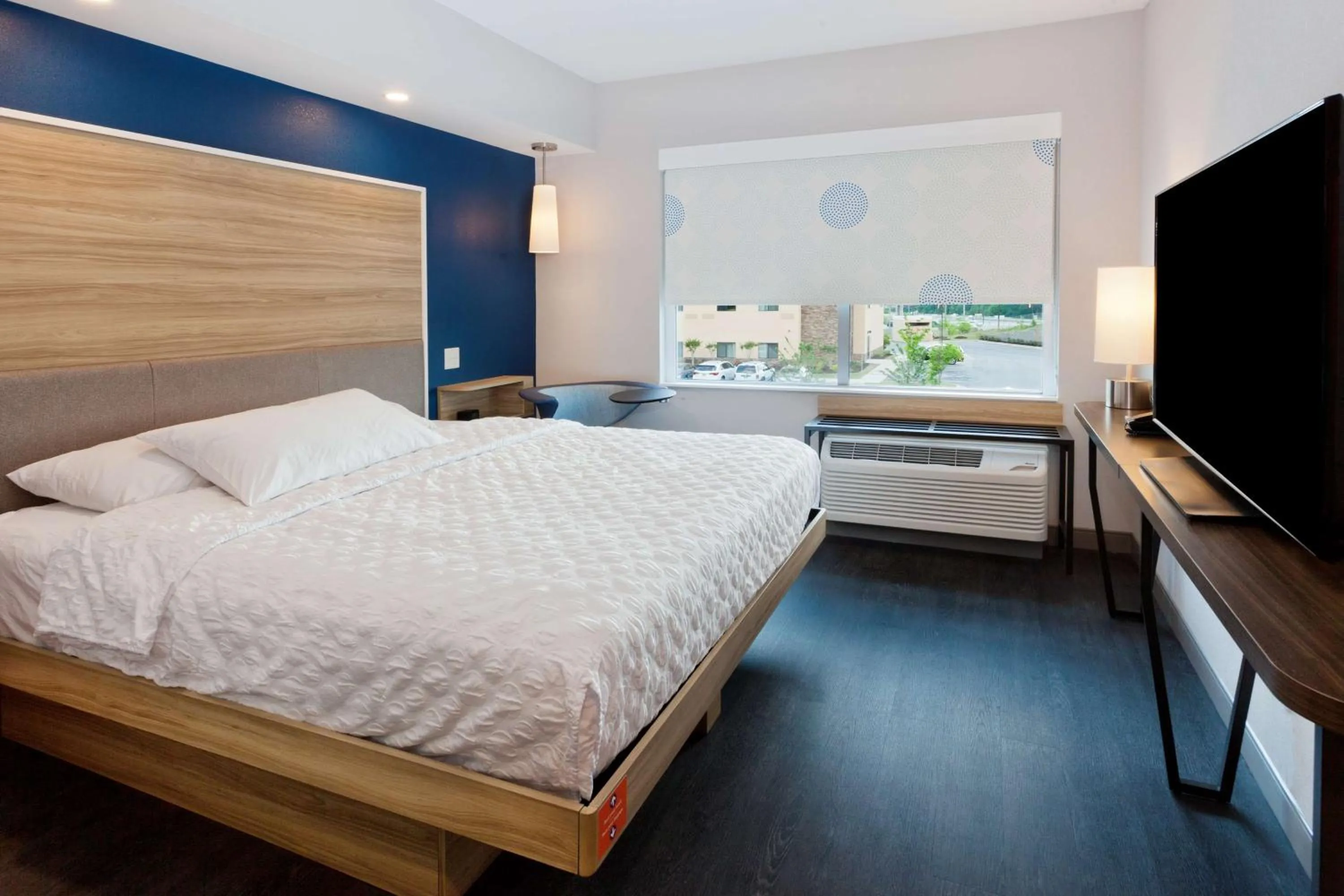 Bedroom, Bed in Tru by Hilton Auburn