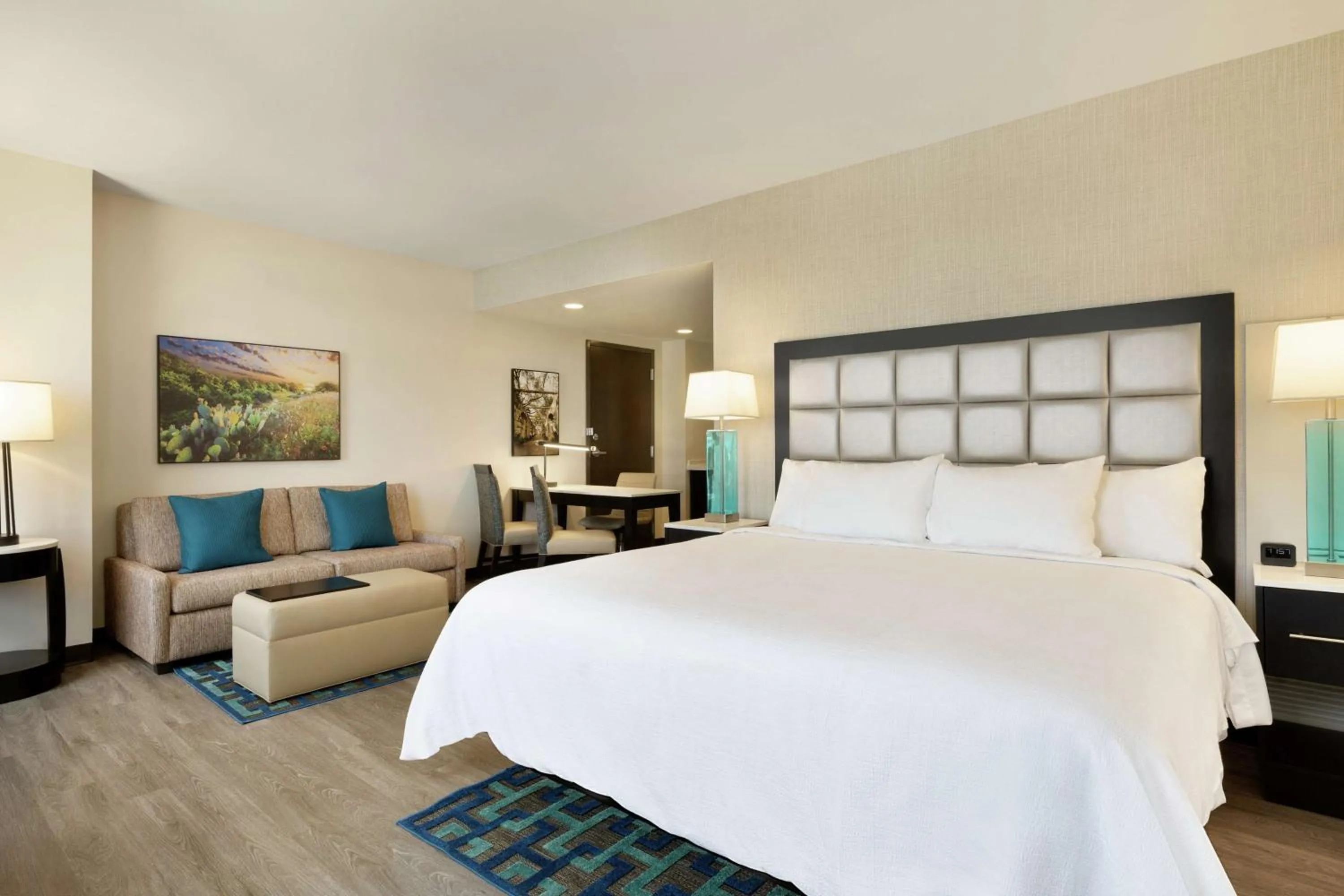 Bedroom, Bed in Embassy Suites By Hilton San Antonio Landmark