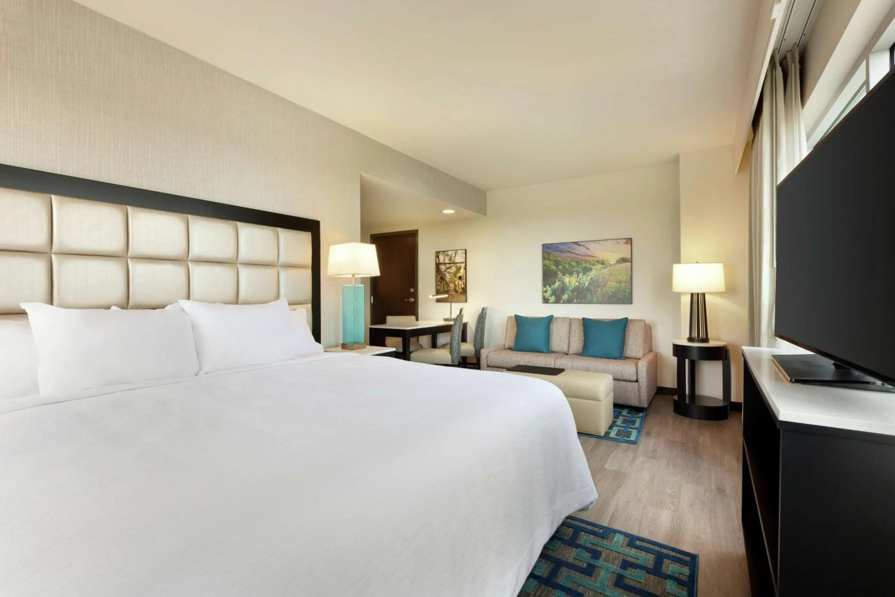 Bedroom, Bed in Embassy Suites By Hilton San Antonio Landmark