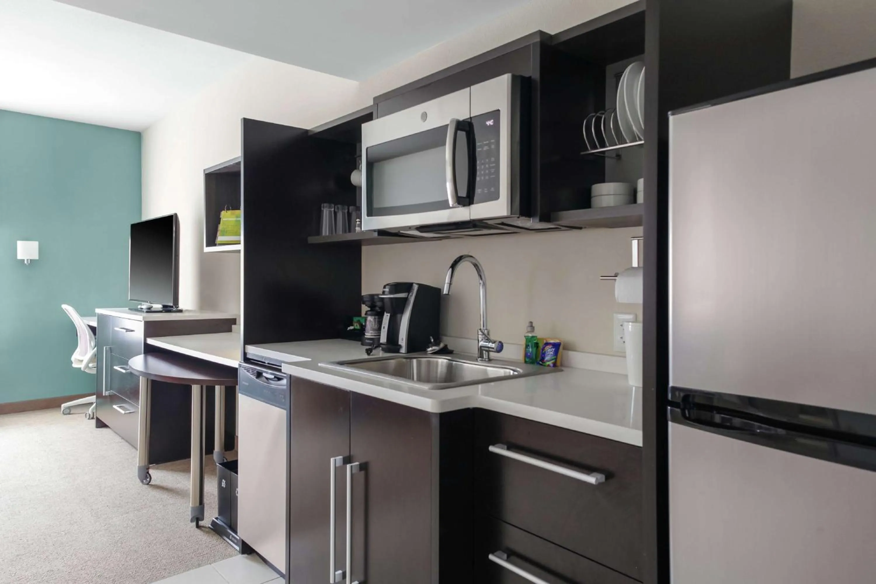 Kitchen or kitchenette in Home2 Suites By Hilton Louisville Airport Expo Center