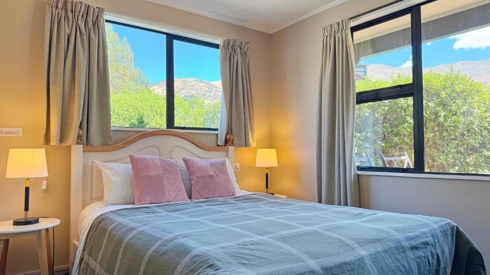 Bedroom, Bed in Alpine View Lodge