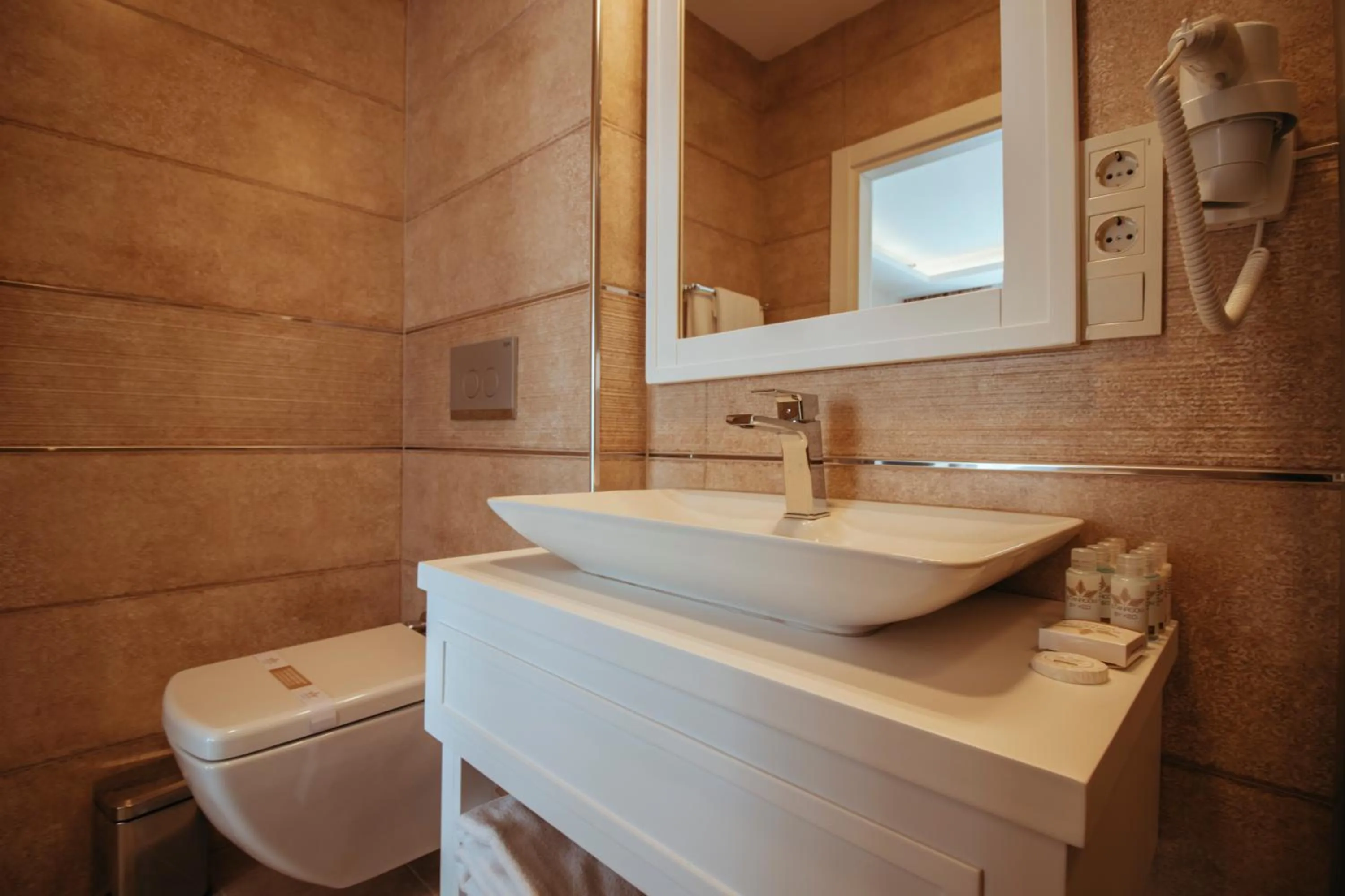 Bathroom in Istanroom by Keo