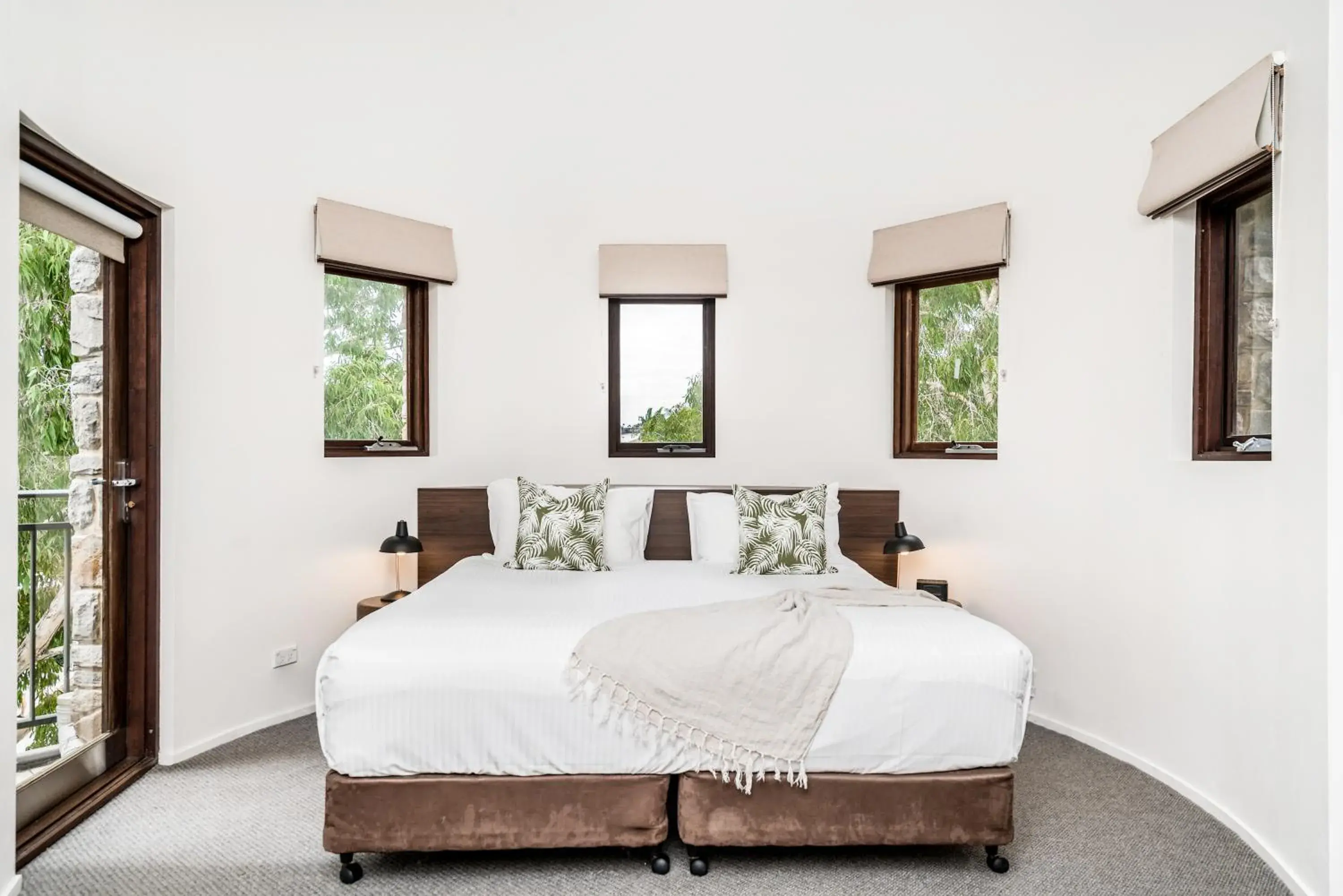 Three-Bedroom Apartment with Two Bathrooms in Byron Bay Hotel and Apartments Three-Bedroom Apartment with Two Bathrooms in Byron Bay Hotel and Apartments