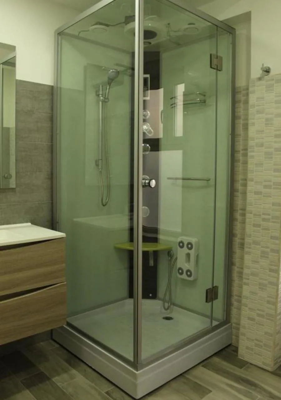 Shower in B&B Erifrà Piccolo Hotel